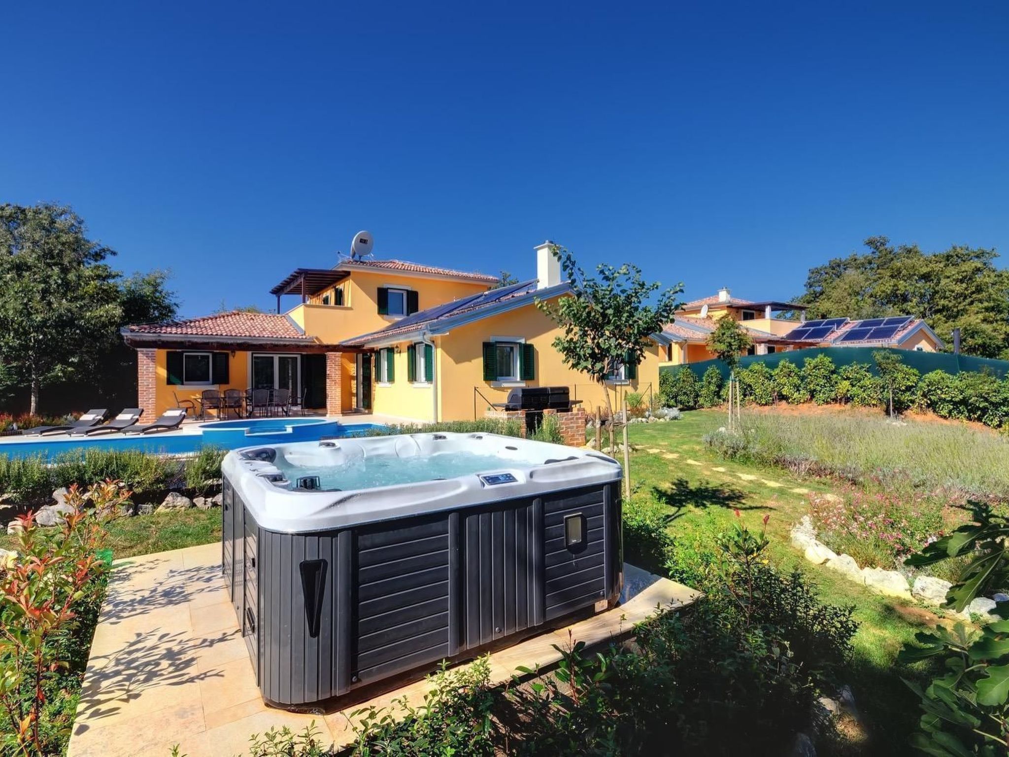 Mit Pool, Whirlpool, Terrasse und Garten