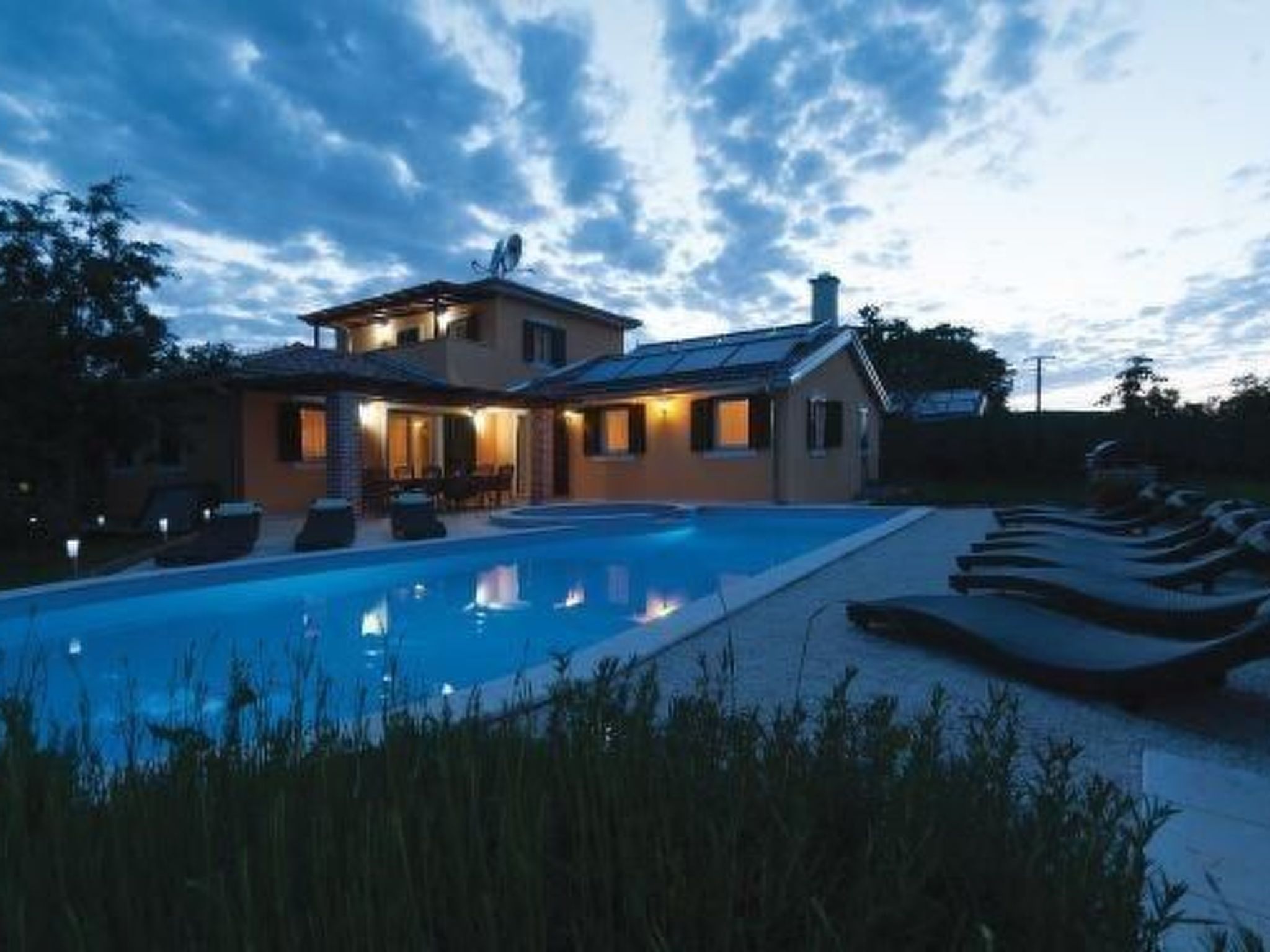 Mit Pool, Whirlpool, Terrasse und Garten