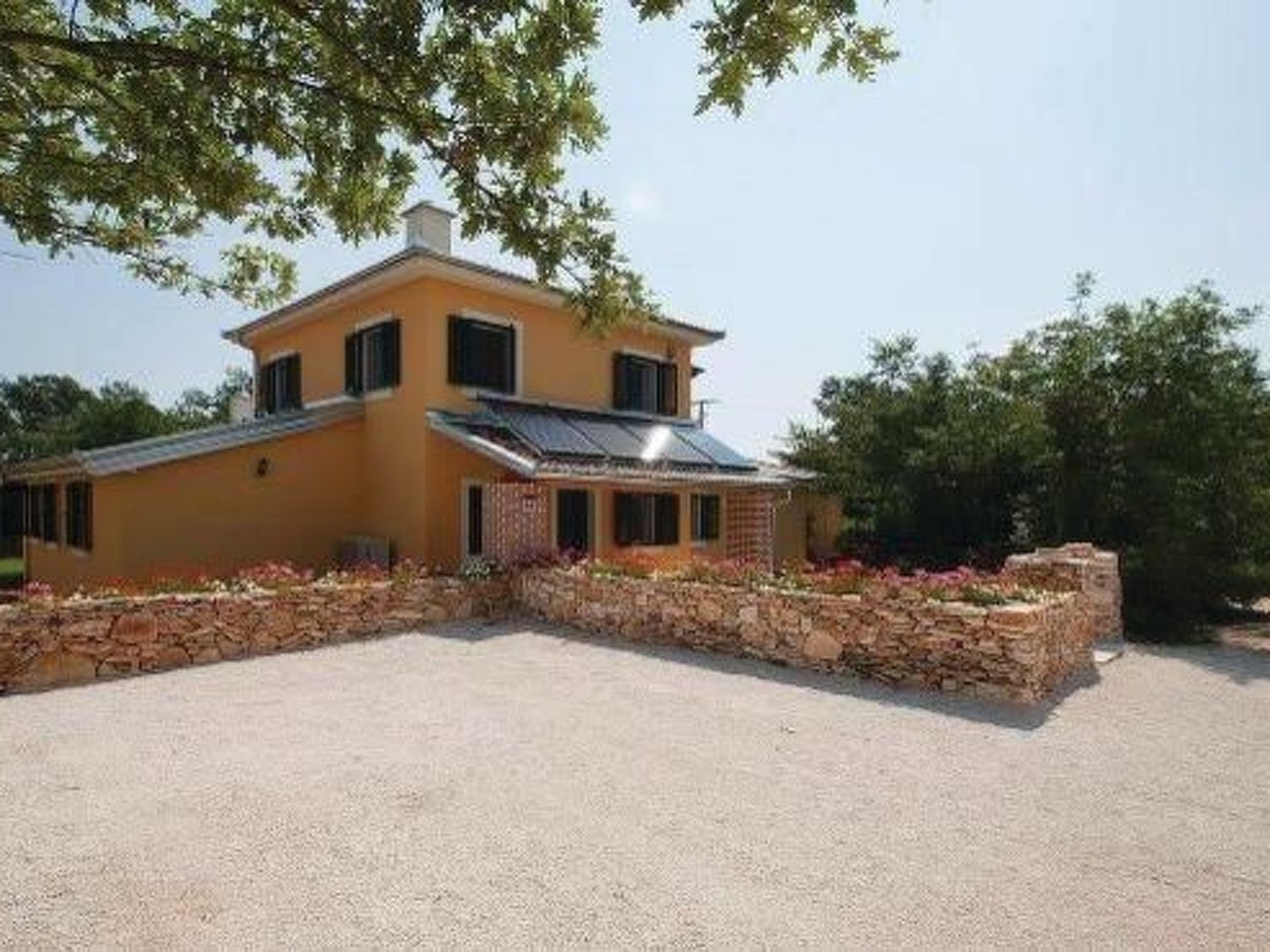 Mit Pool, Whirlpool, Terrasse und Garten