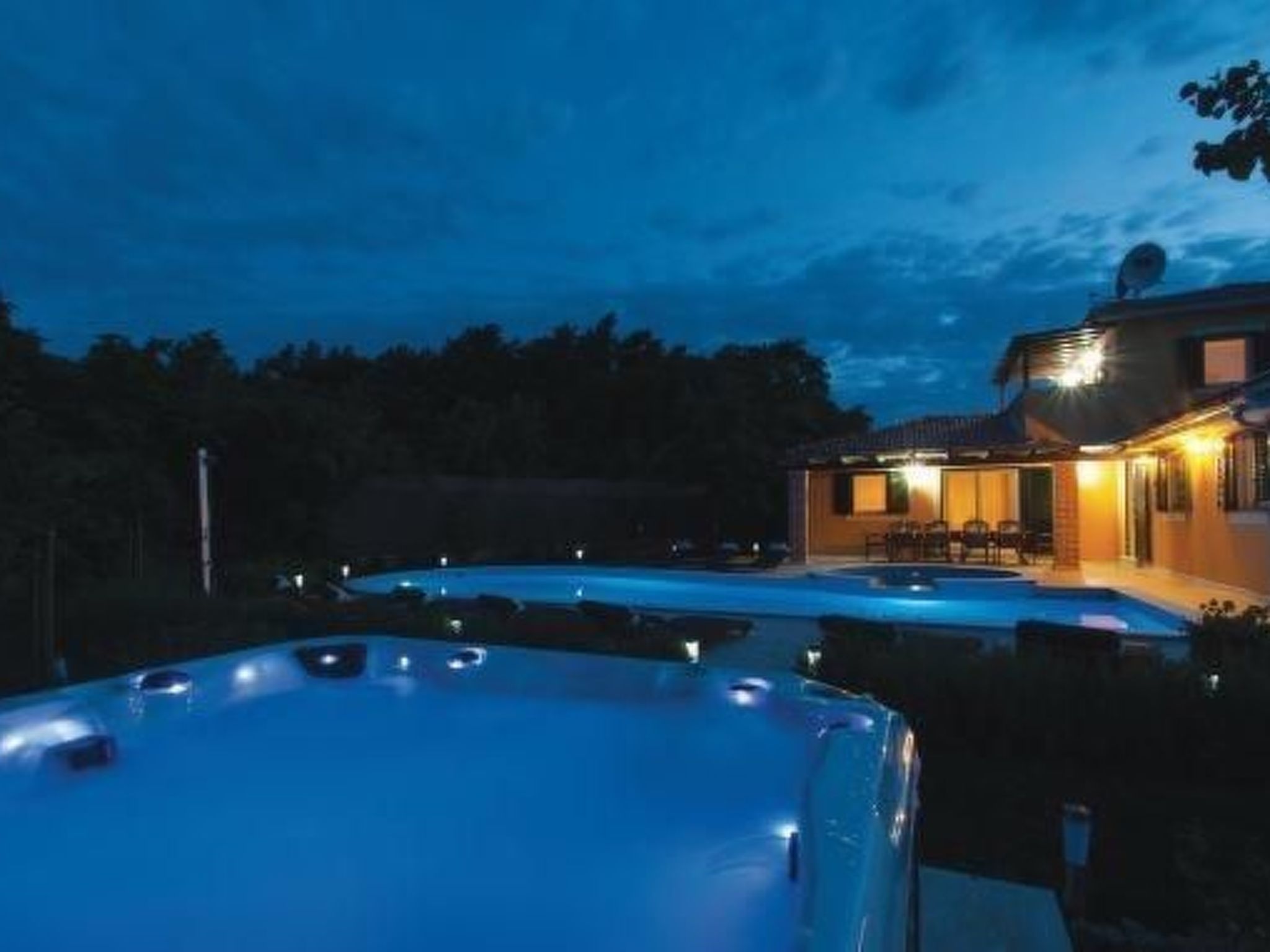 Mit Pool, Whirlpool, Terrasse und Garten