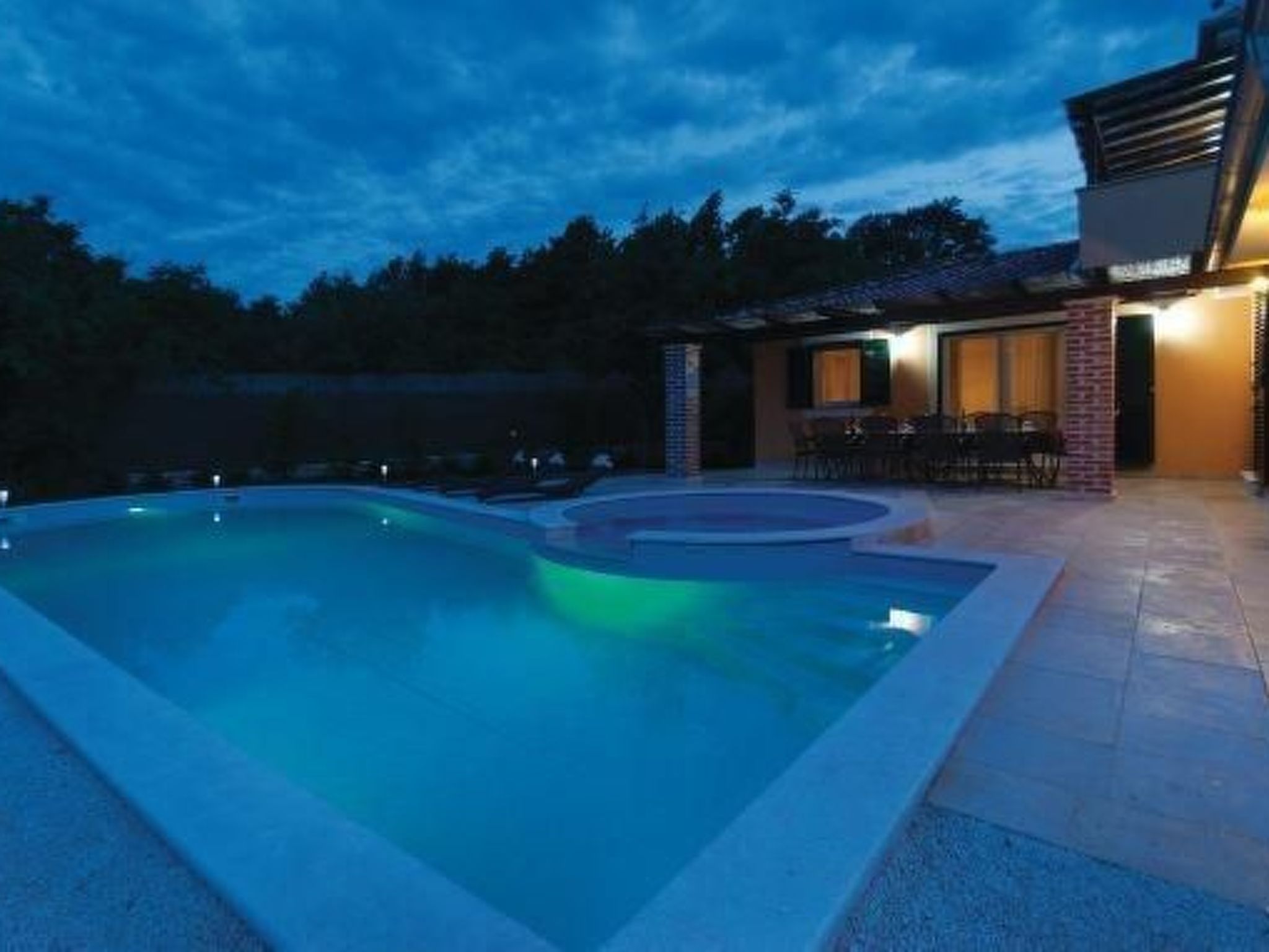 Mit Pool, Whirlpool, Terrasse und Garten - Image-tags.info