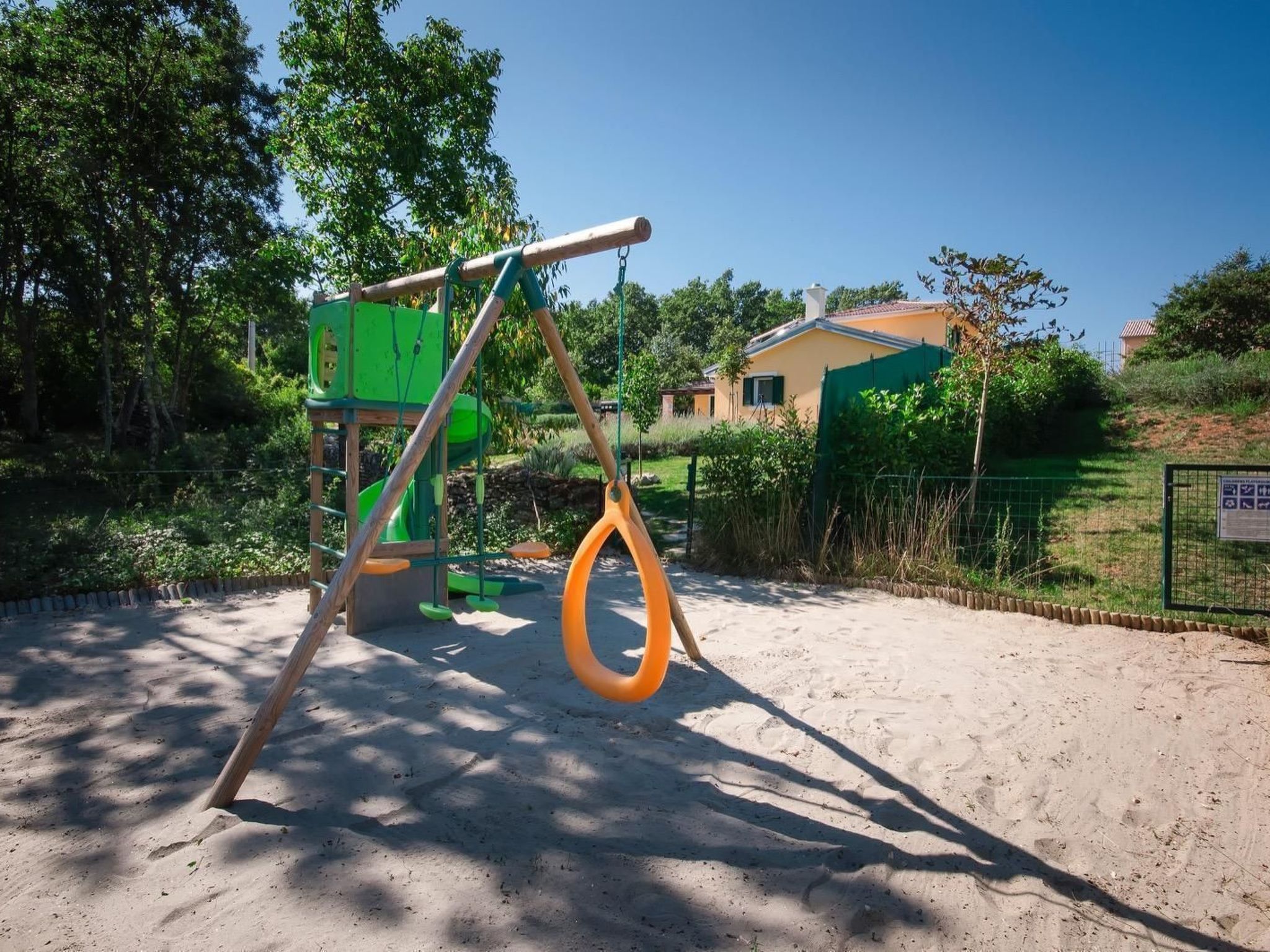 Mit Pool, Whirlpool, Terrasse und Garten - Image-tags.info