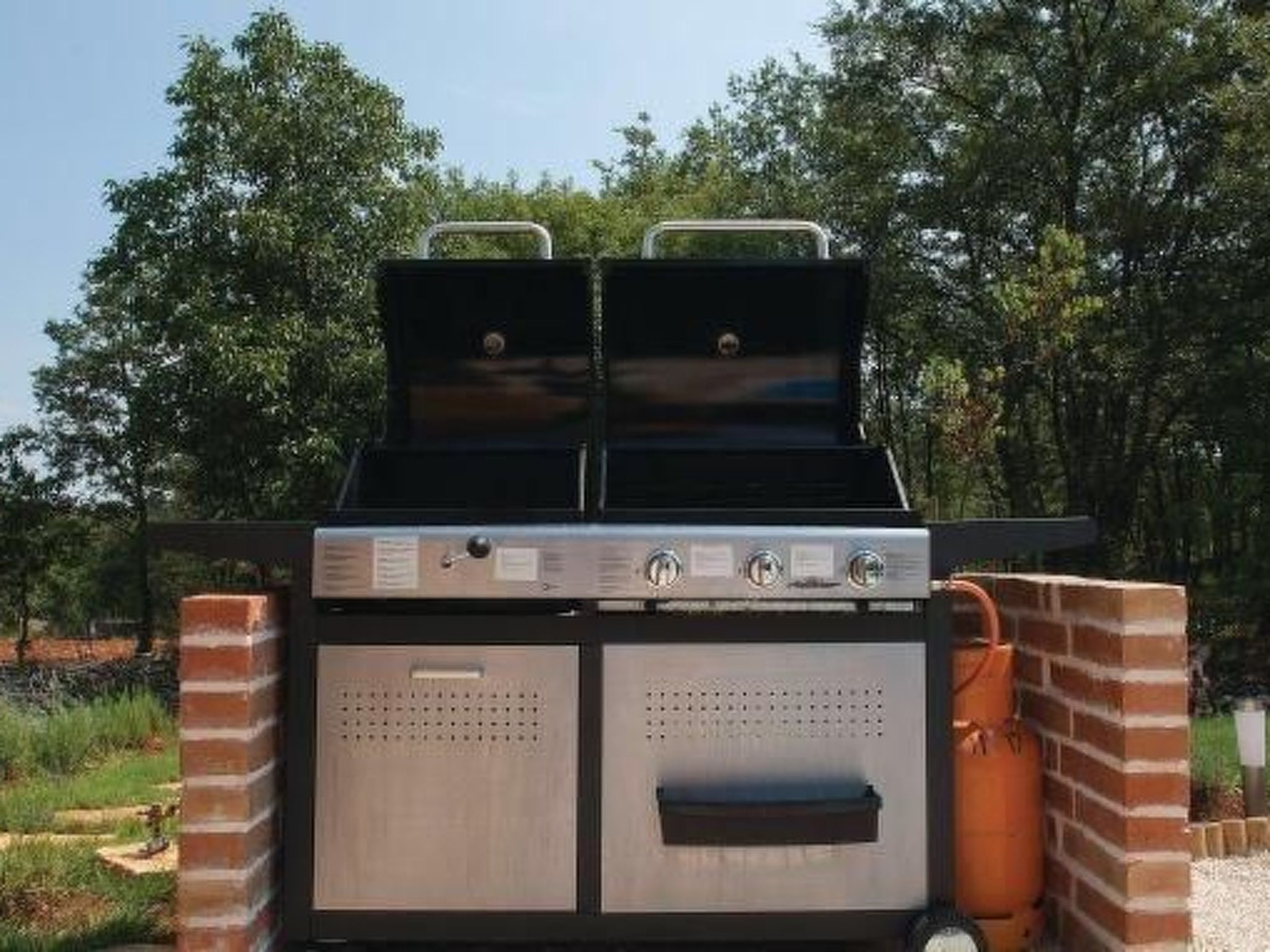 Mit Pool, Whirlpool, Terrasse und Garten - Image-tags.info