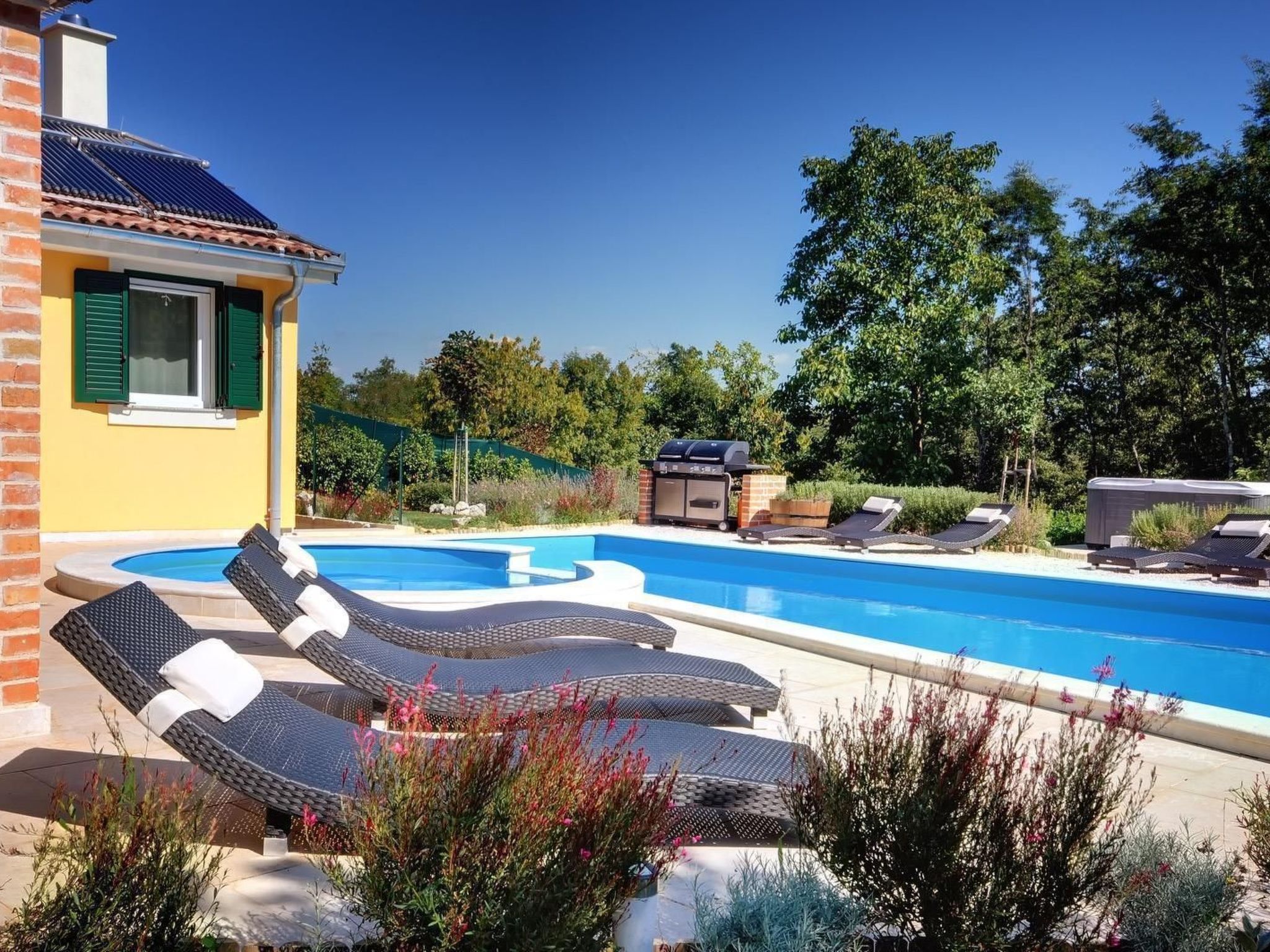 Mit Pool, Whirlpool, Terrasse und Garten - Image-tags.info