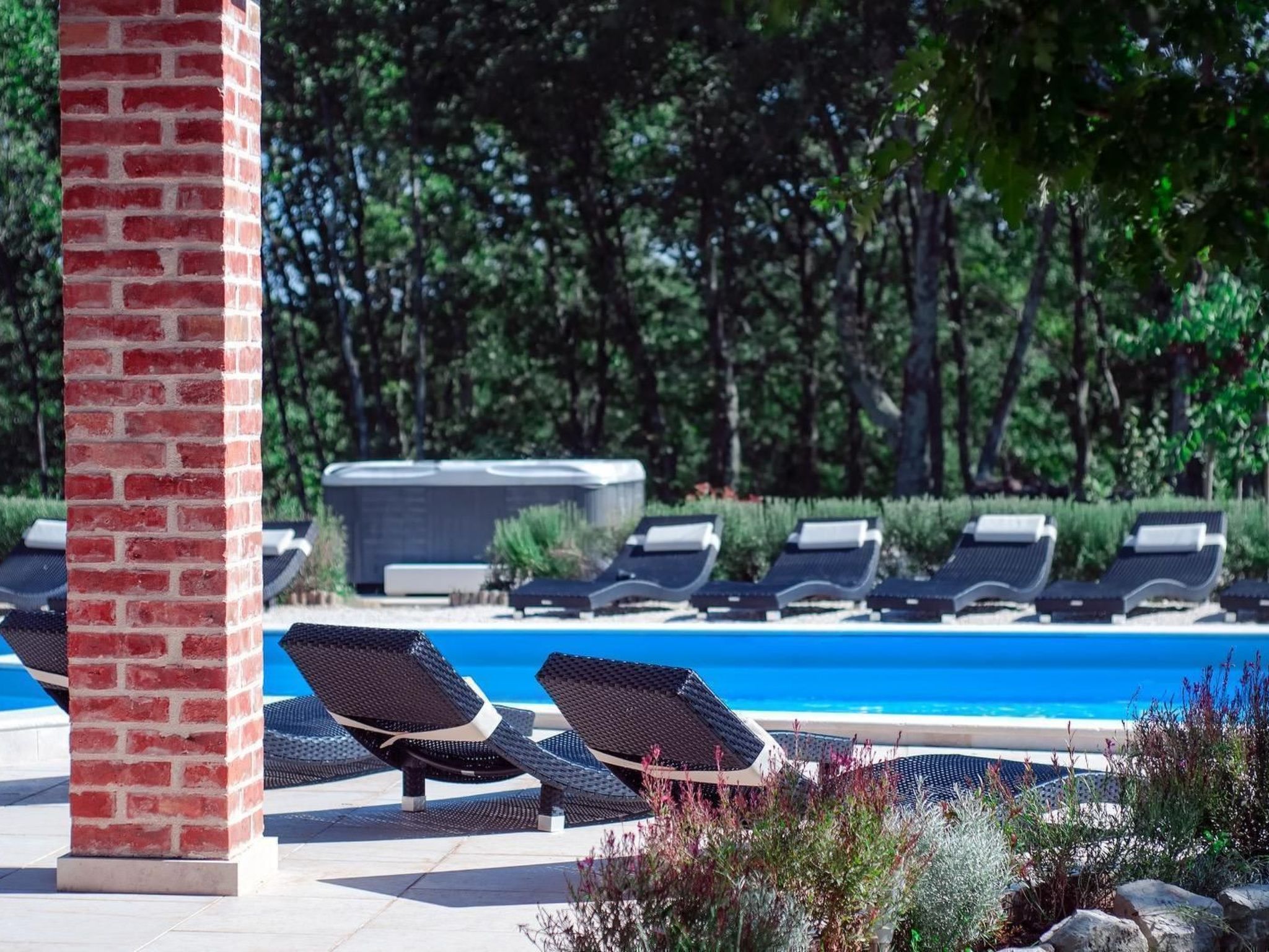 Mit Pool, Whirlpool, Terrasse und Garten - Image-tags.info