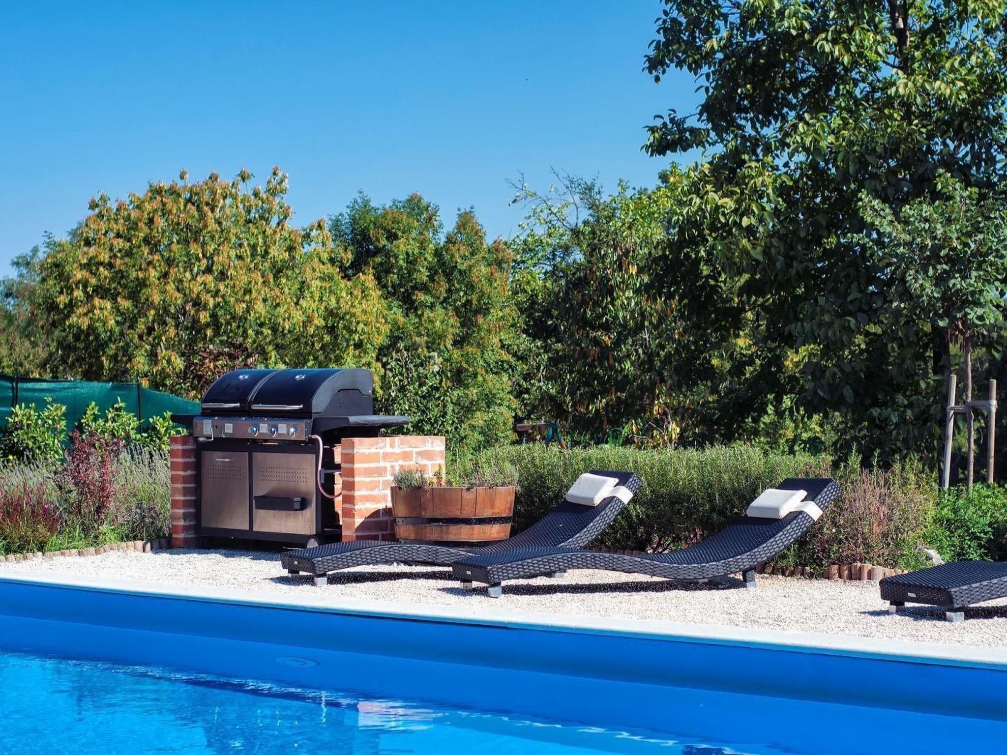 Mit Pool, Whirlpool, Terrasse und Garten - Image-tags.info