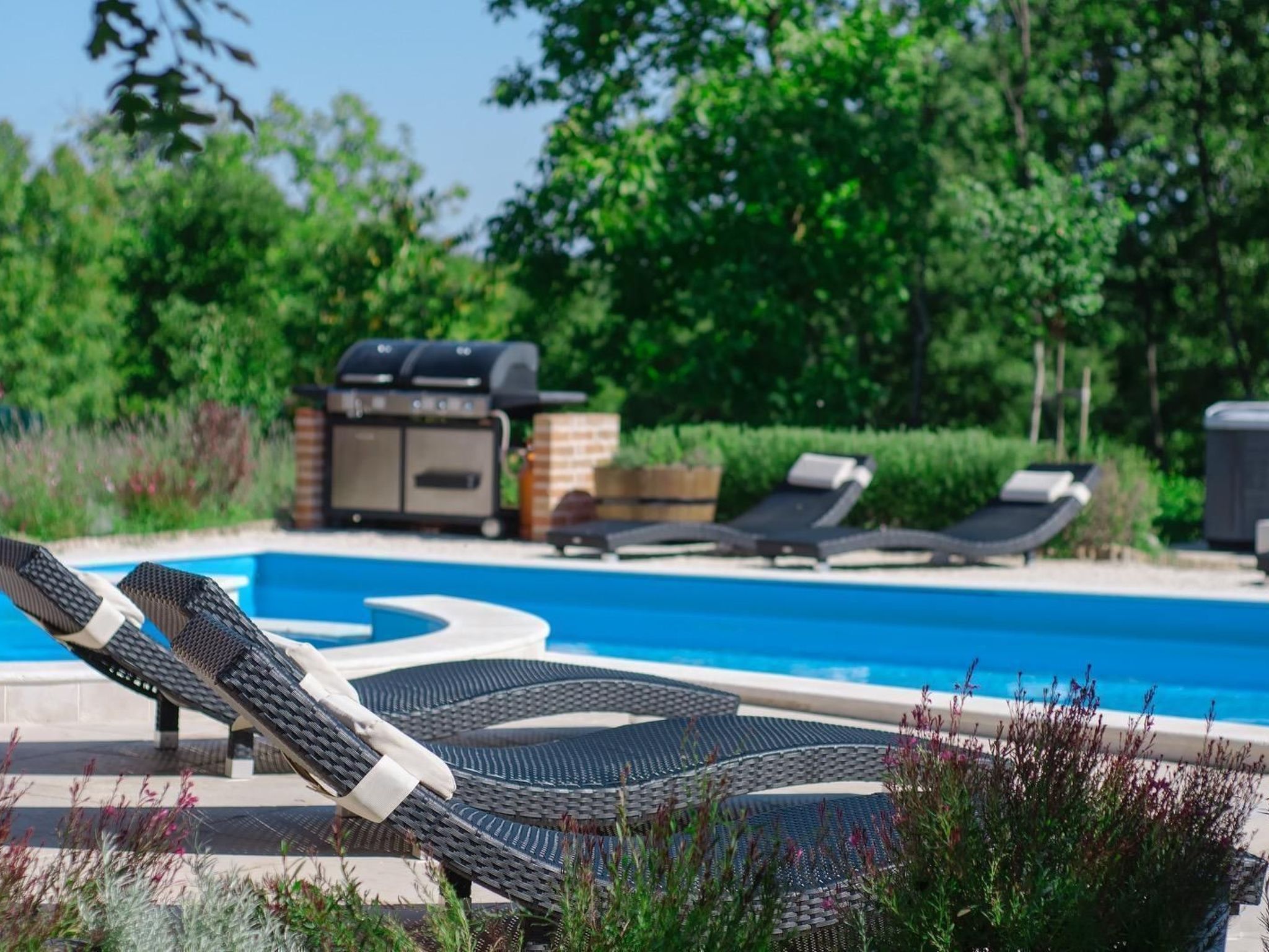 Mit Pool, Whirlpool, Terrasse und Garten - Image-tags.info