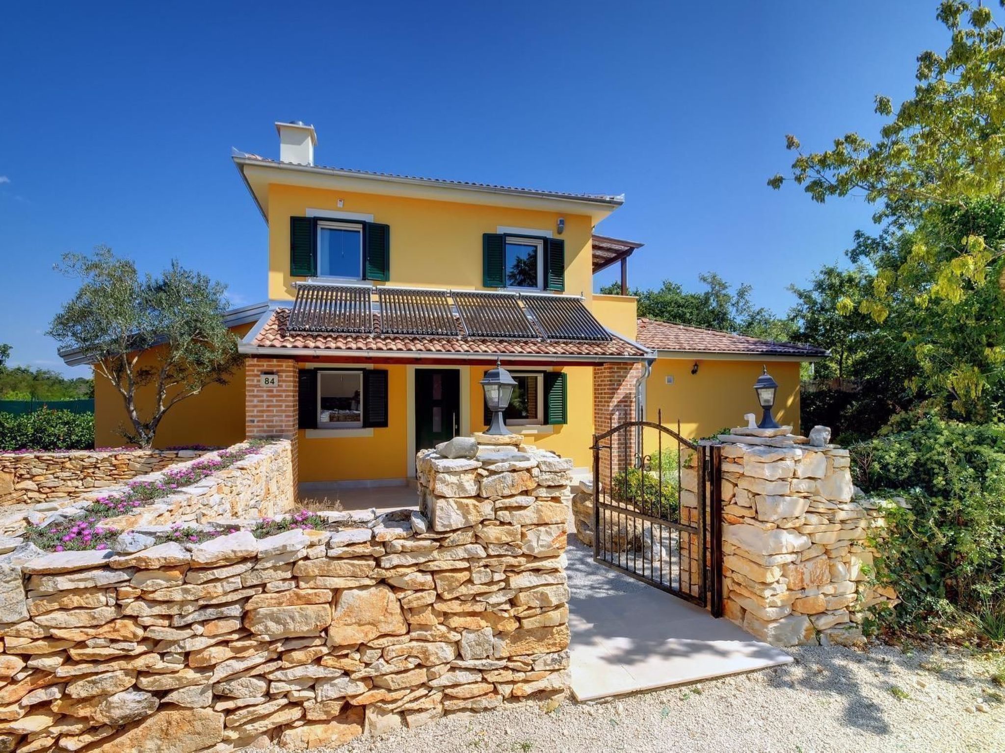 Mit Pool, Whirlpool, Terrasse und Garten - Image-tags.info