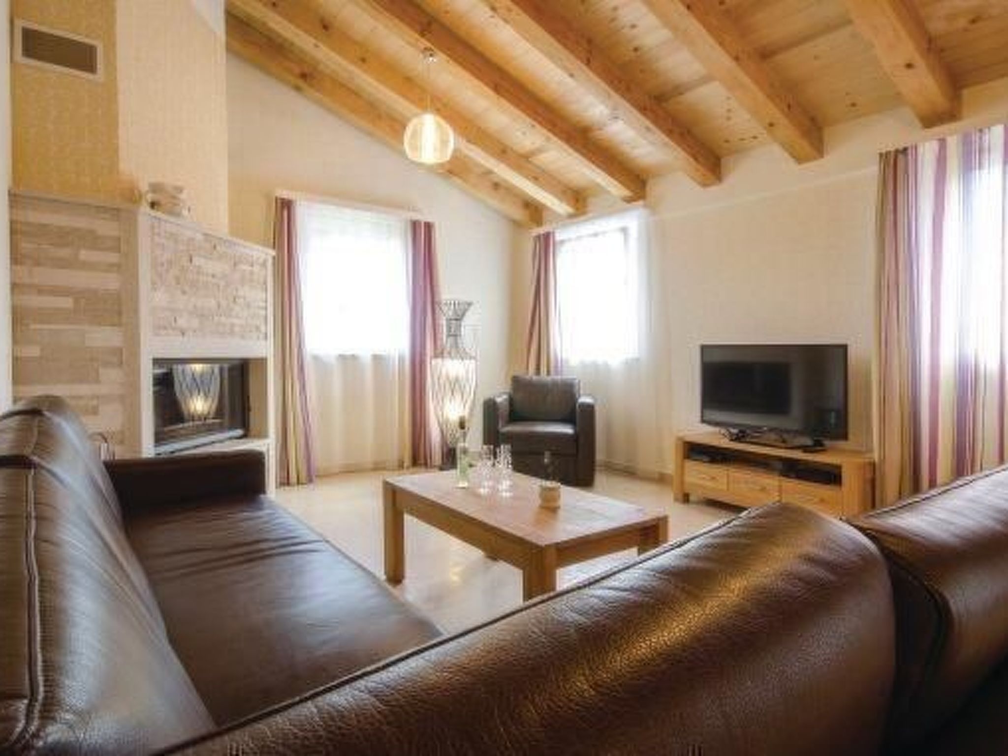 Mit Pool, Whirlpool, Terrasse und Garten - Image-tags.info