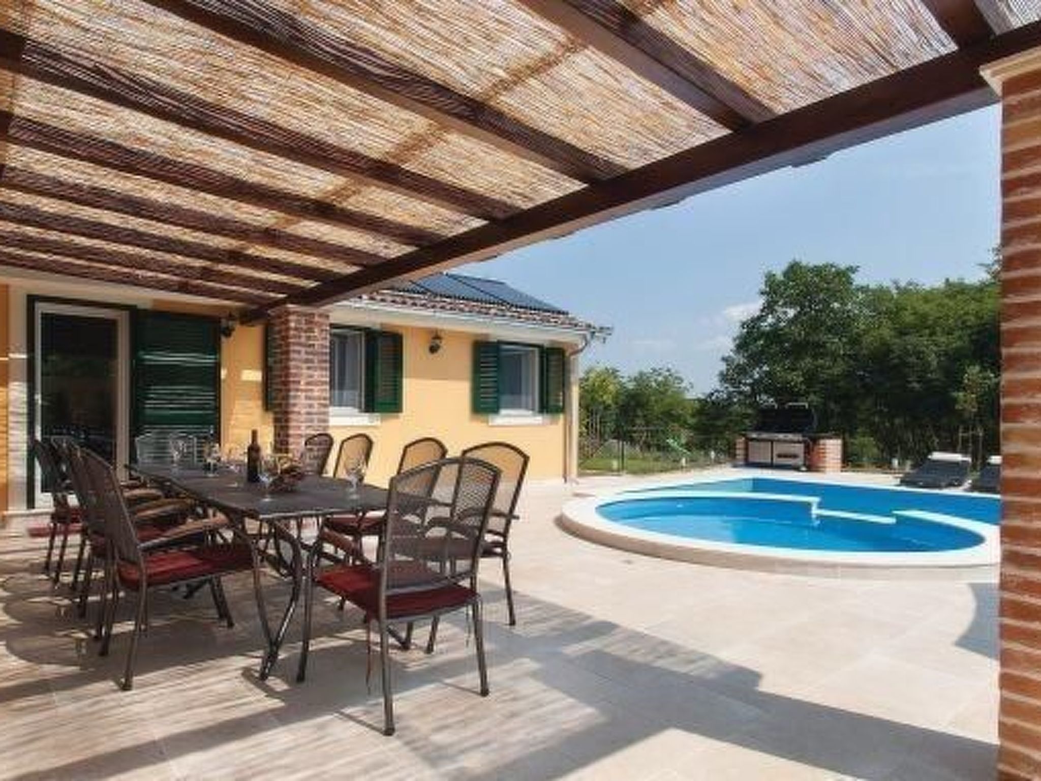 Mit Pool, Whirlpool, Terrasse und Garten - Image-tags.info