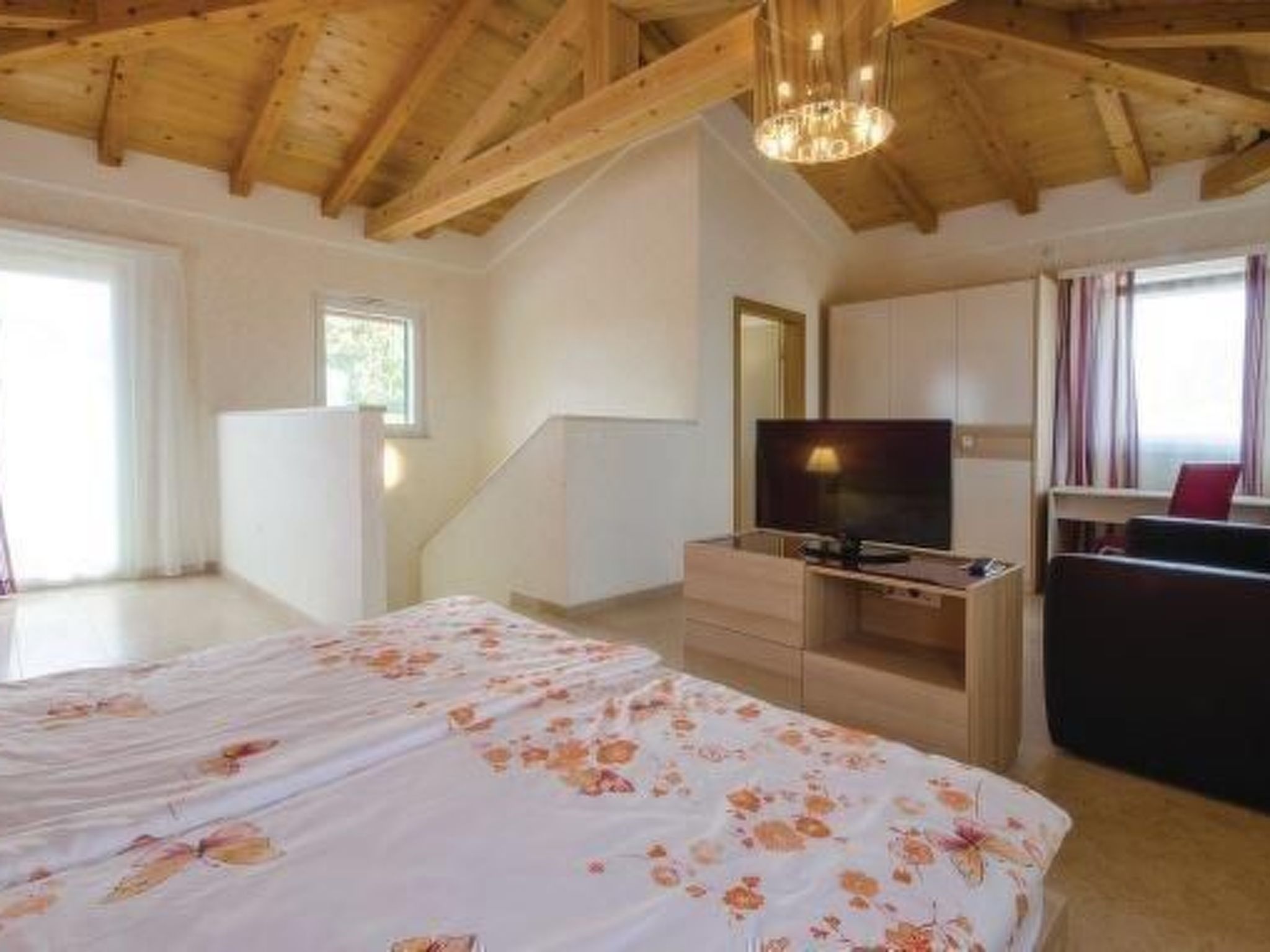 Mit Pool, Whirlpool, Terrasse und Garten - Image-tags.info