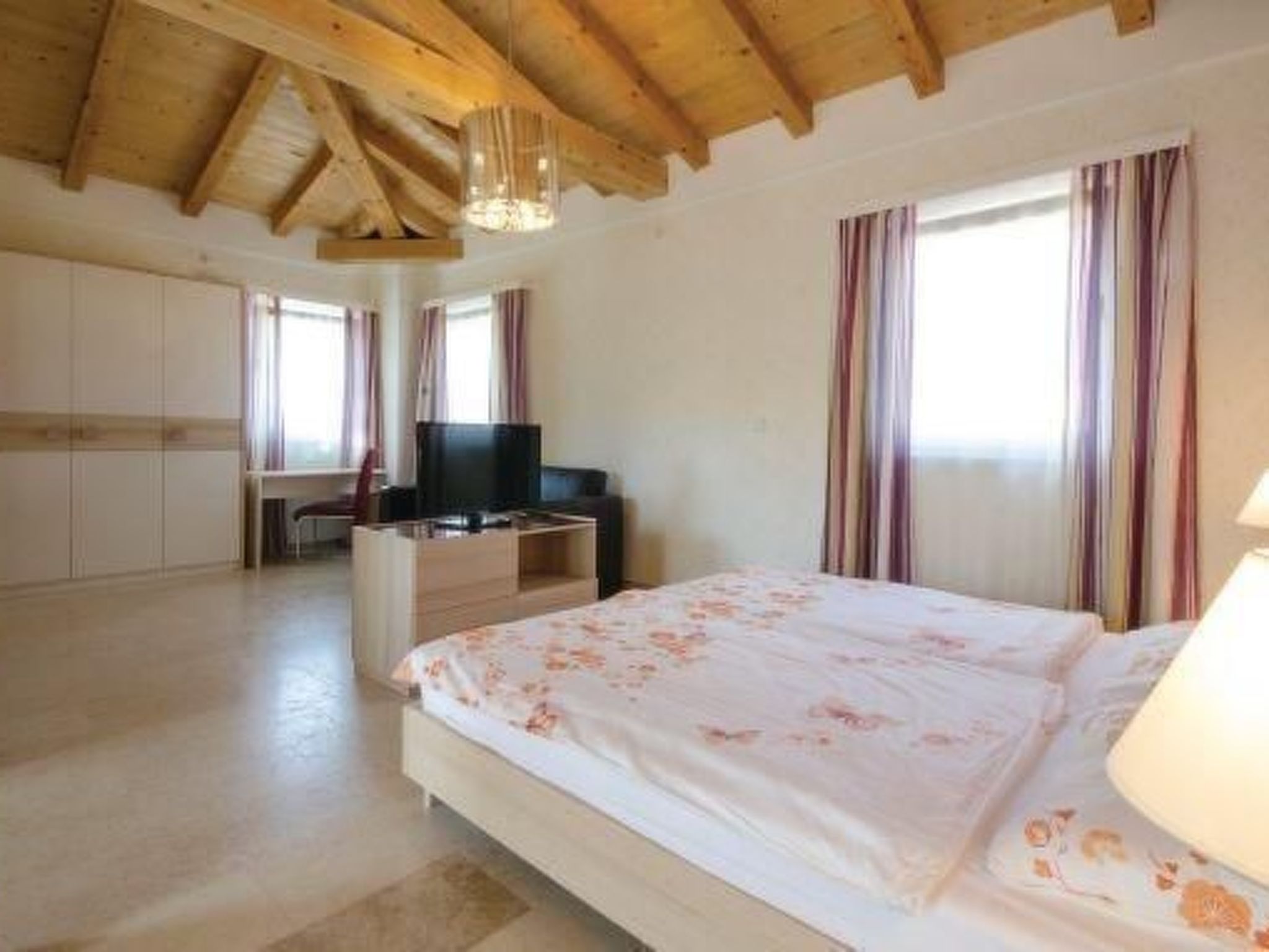 Mit Pool, Whirlpool, Terrasse und Garten - Image-tags.info