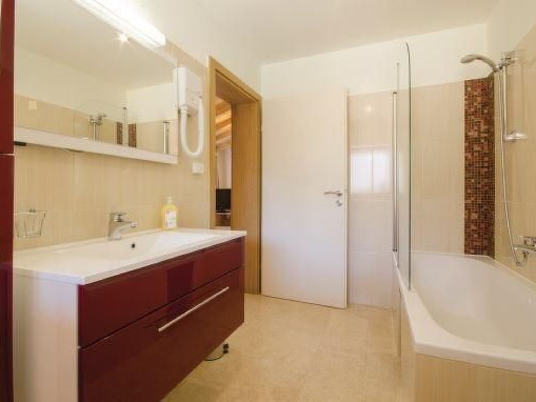 Mit Pool, Whirlpool, Terrasse und Garten - Image-tags.info