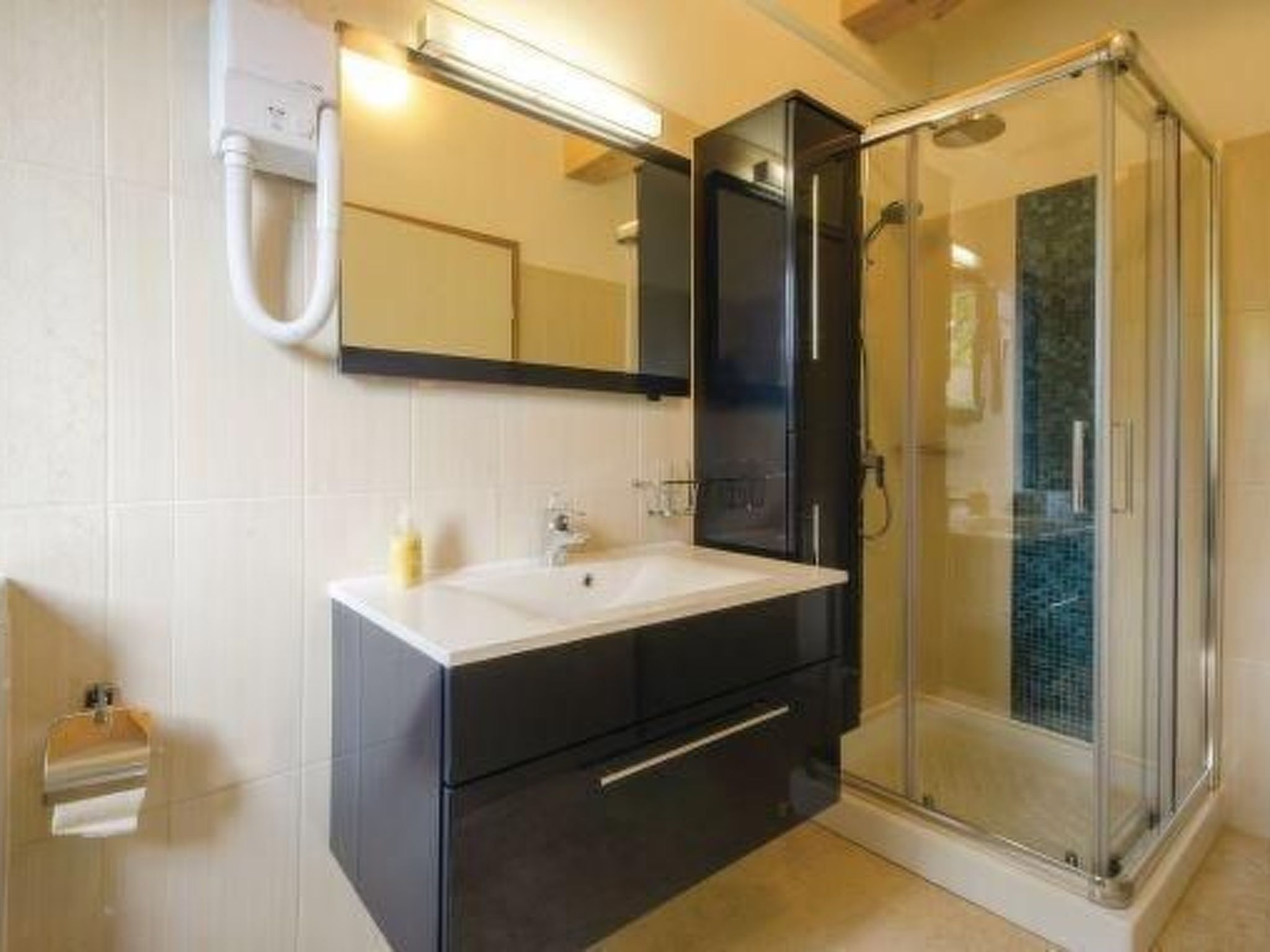 Mit Pool, Whirlpool, Terrasse und Garten - Image-tags.info