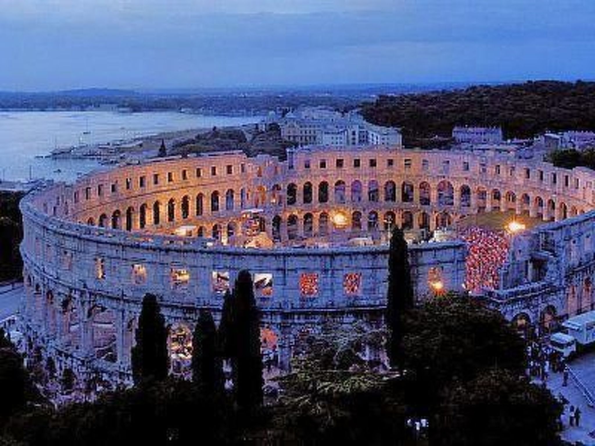 Mit Pool, Whirlpool, Terrasse und Garten - Image-tags.info