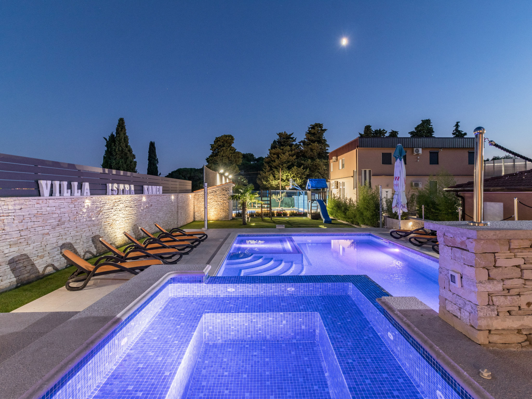 Villa Maxima - Draußen
