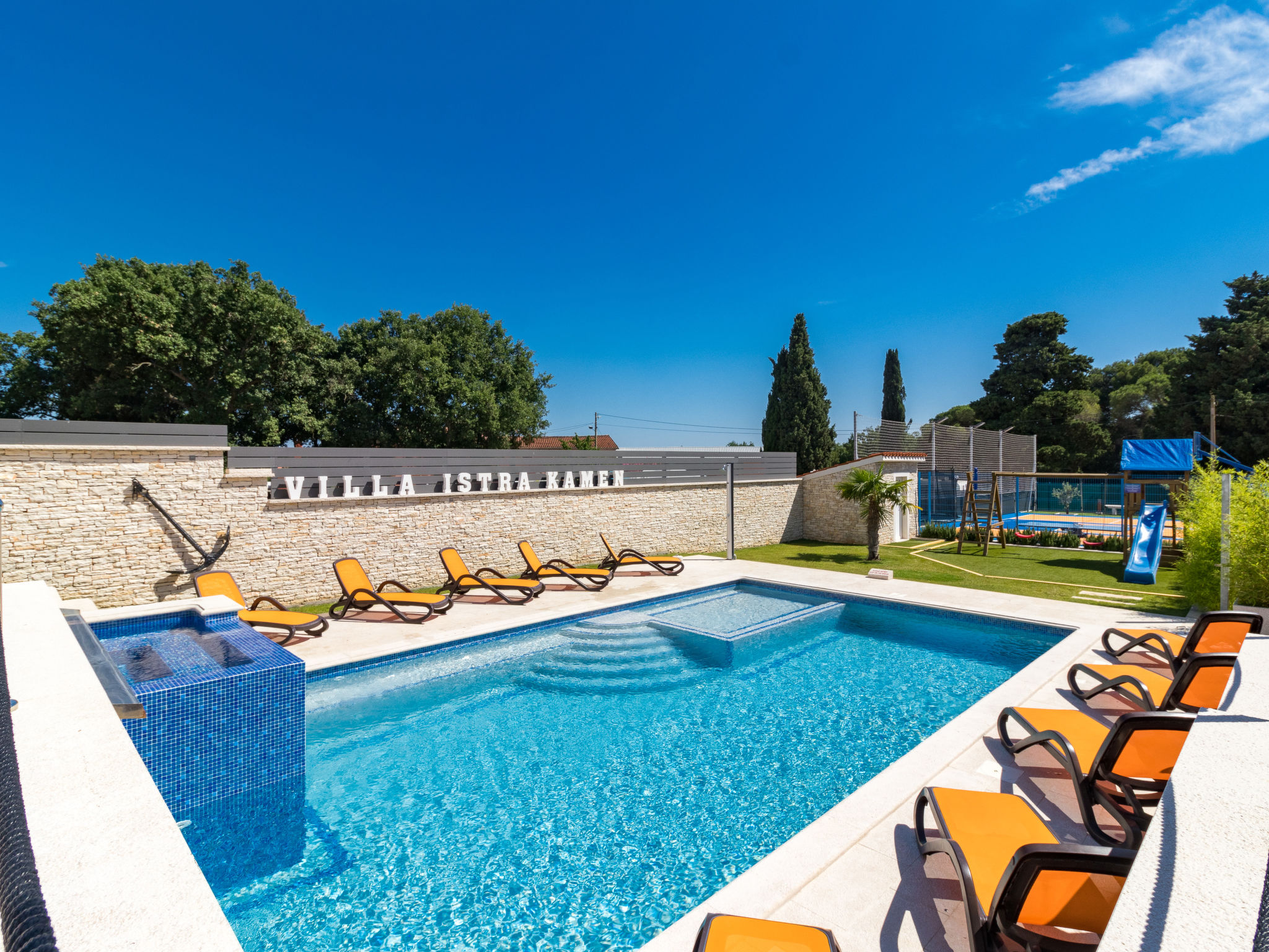 Villa Maxima - Draußen