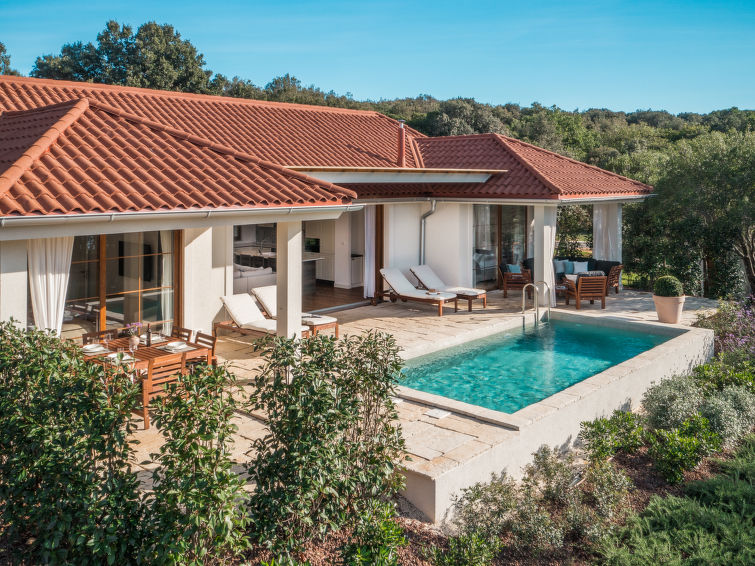 Vakantiehuis met verwarmd zwembad direct aan zee in Rovinj/Bale in Rovinj/Bale