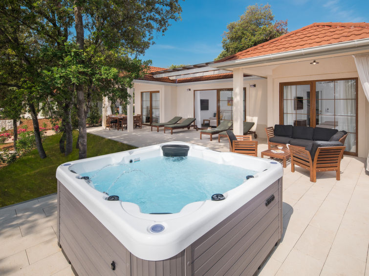 Luxury Bay Villa with private hot tub Translation missing: city_breaks_en.helpers.properties.accommodation_type.holiday_resort in Rovinj