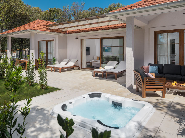 Sauna & Whirlpool: Luxe vakantiehuis direct aan zee in Rovinj/Bale in Rovinj/Bale