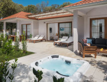 Luxe Bay Villa met privé hottub direct aan zee in Rovinj/Bale - thumbnail 1