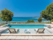Luxury Beachfront Villa Porto Bus