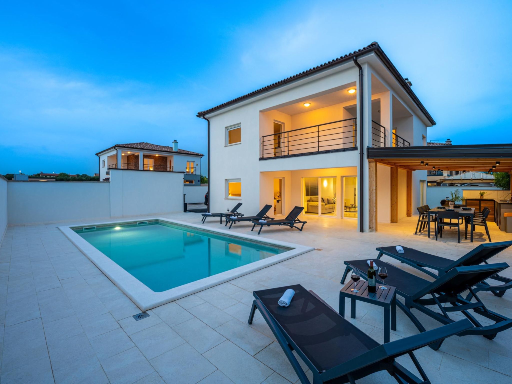 4 Schlafzimmer, 3 Badezimmer, Küche, Wohnzimmer, privater Pool, Grill-Dedans