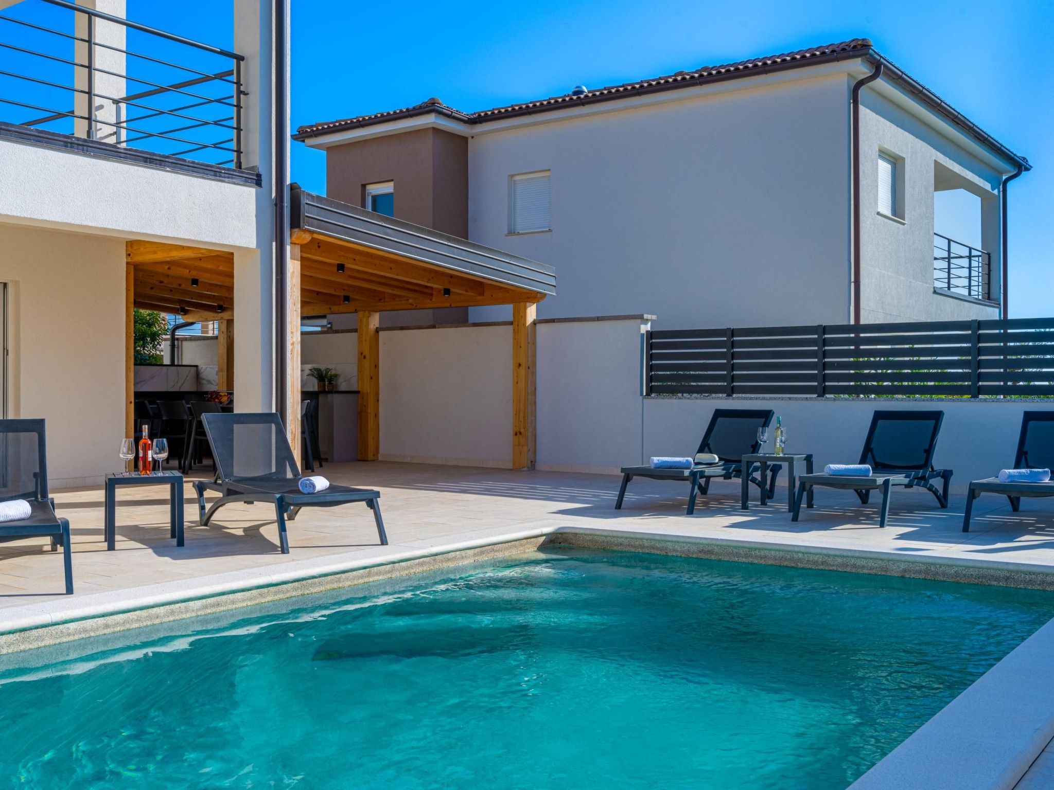 4 Schlafzimmer, 3 Badezimmer, Küche, Wohnzimmer, privater Pool, Grill-Dedans