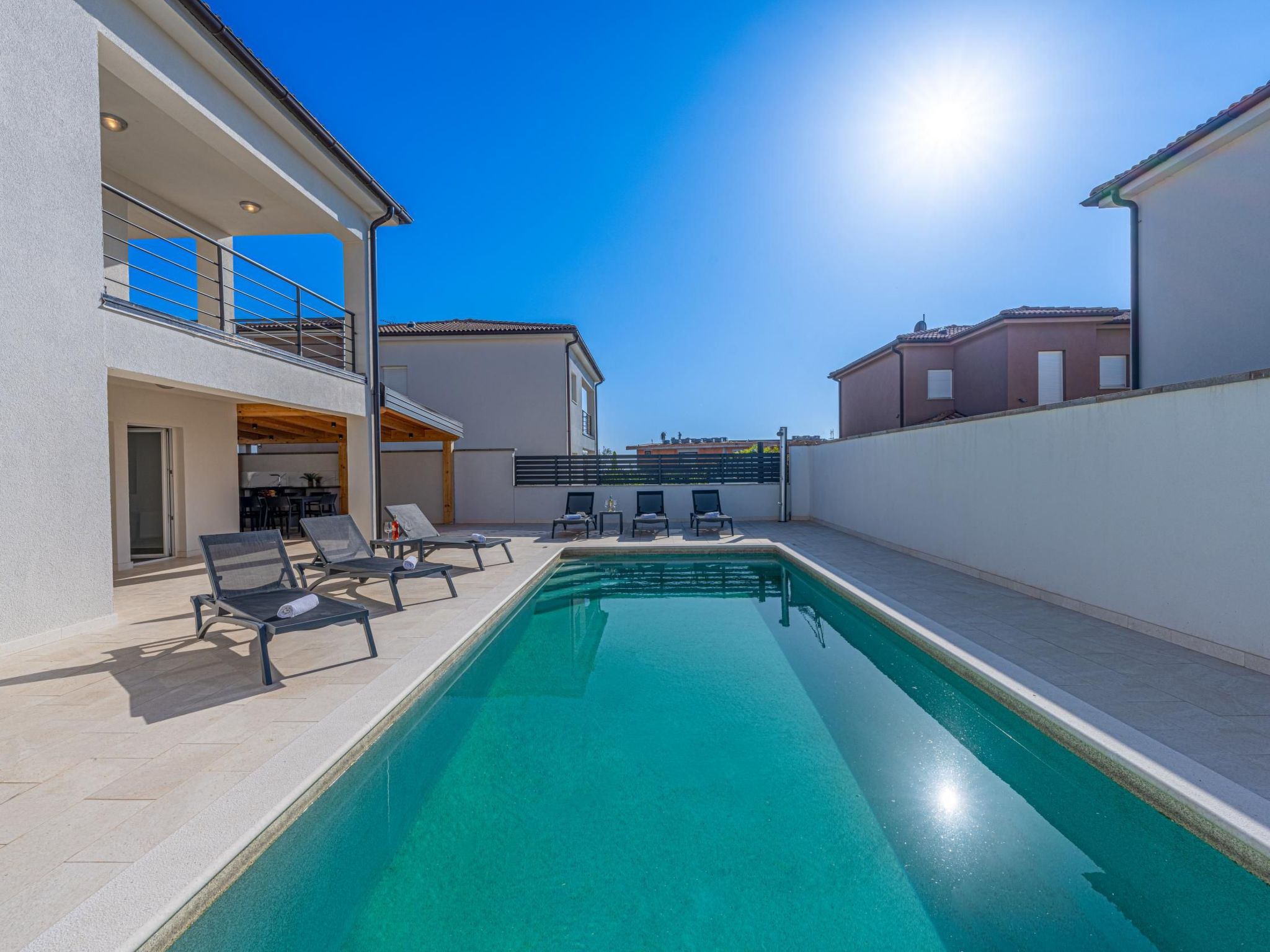 4 Schlafzimmer, 3 Badezimmer, Küche, Wohnzimmer, privater Pool, Grill-Dedans