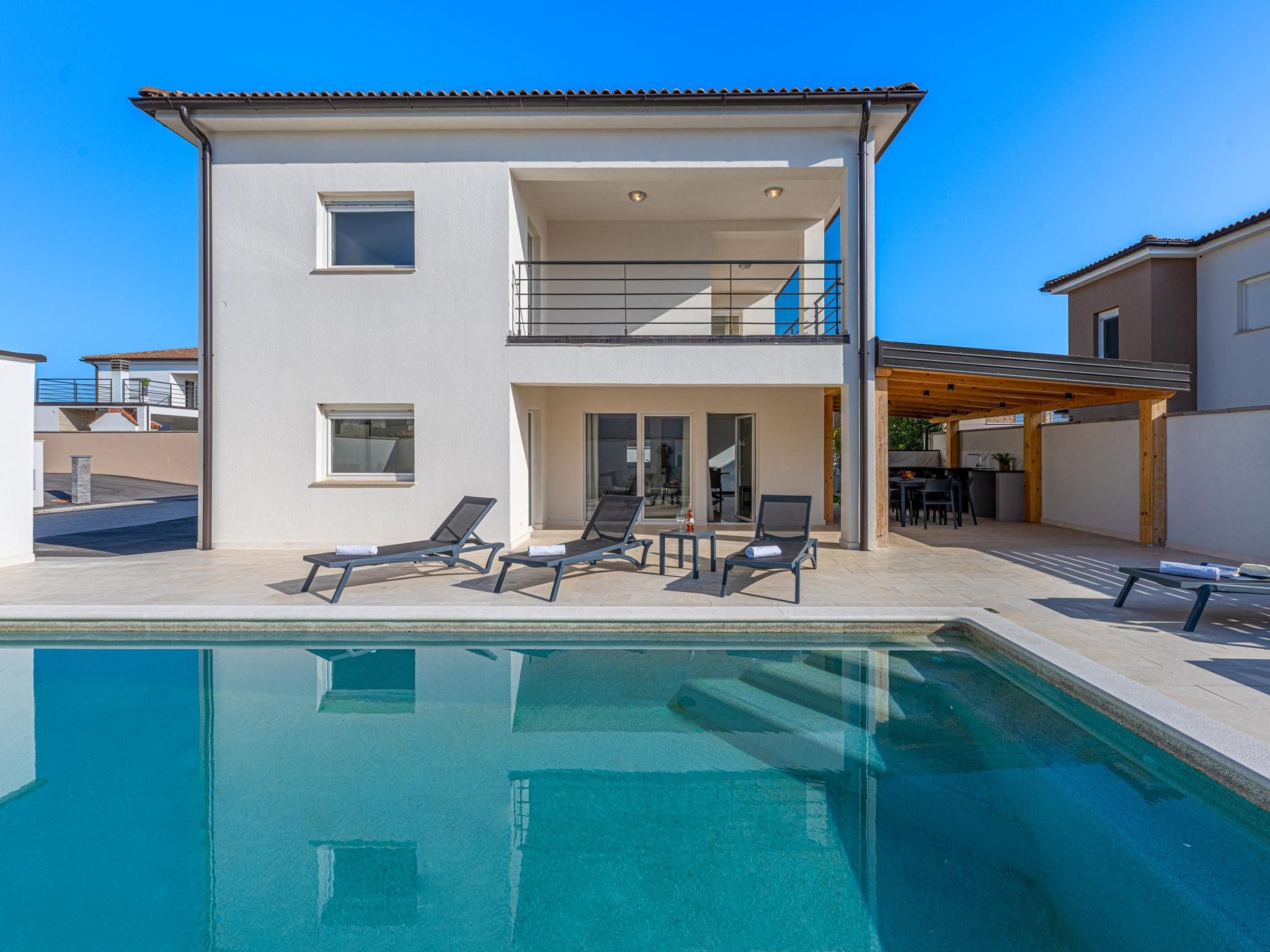 4 Schlafzimmer, 3 Badezimmer, Küche, Wohnzimmer, privater Pool, Grill-Dedans