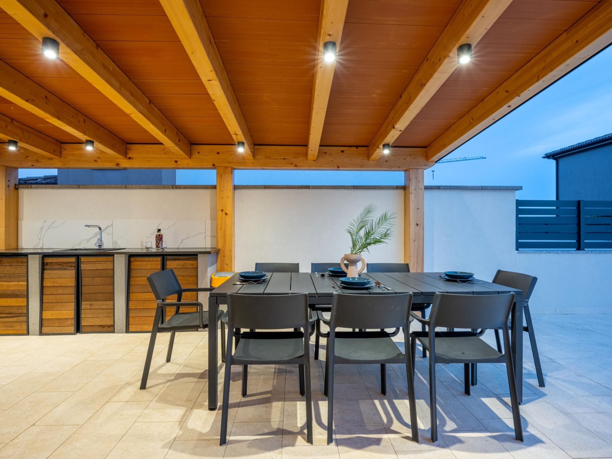 4 Schlafzimmer, 3 Badezimmer, Küche, Wohnzimmer, privater Pool, Grill-Dedans