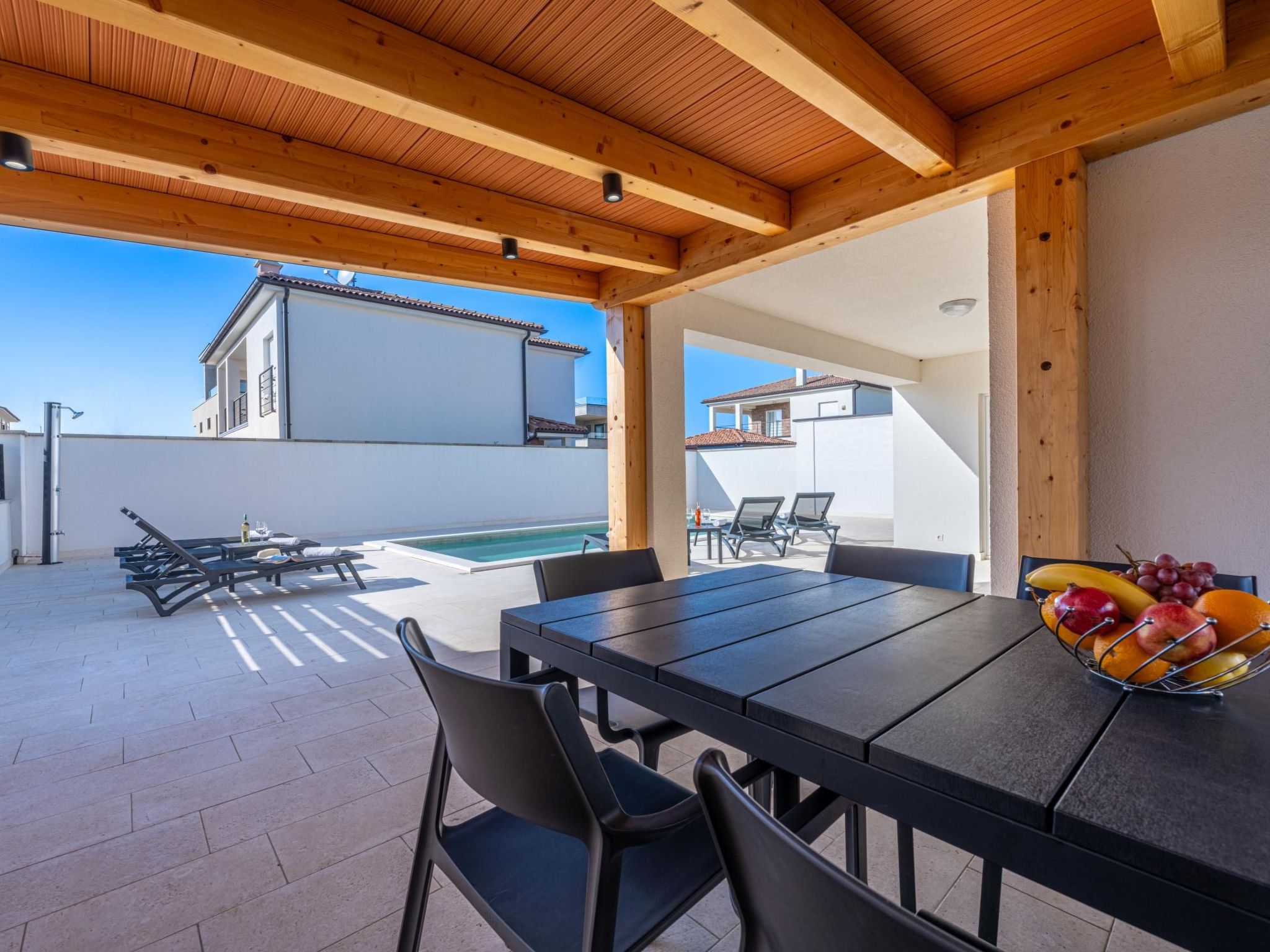 4 Schlafzimmer, 3 Badezimmer, Küche, Wohnzimmer, privater Pool, Grill-Dedans