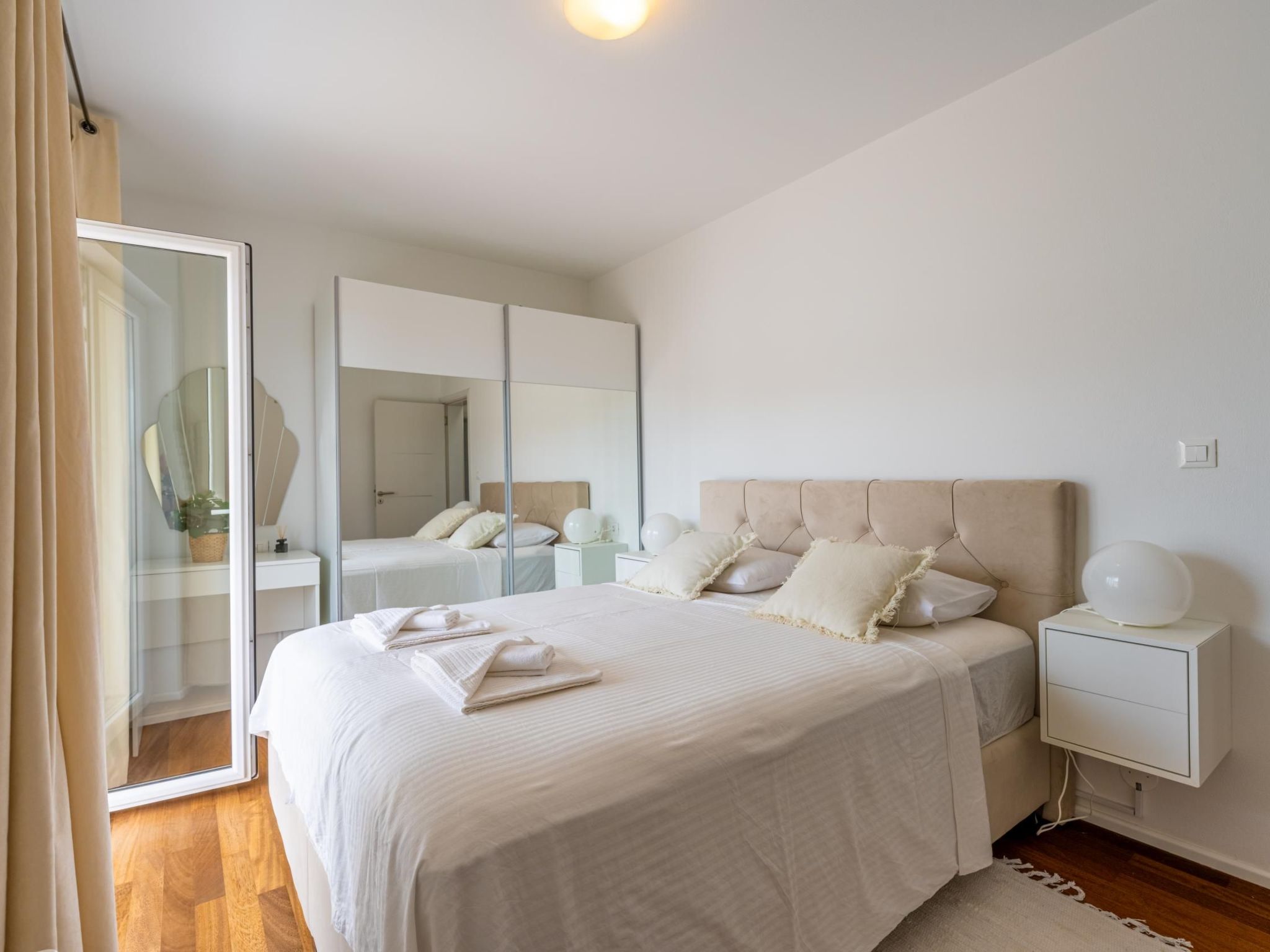 4 Schlafzimmer, 3 Badezimmer, Küche, Wohnzimmer, privater Pool, Grill-Dedans