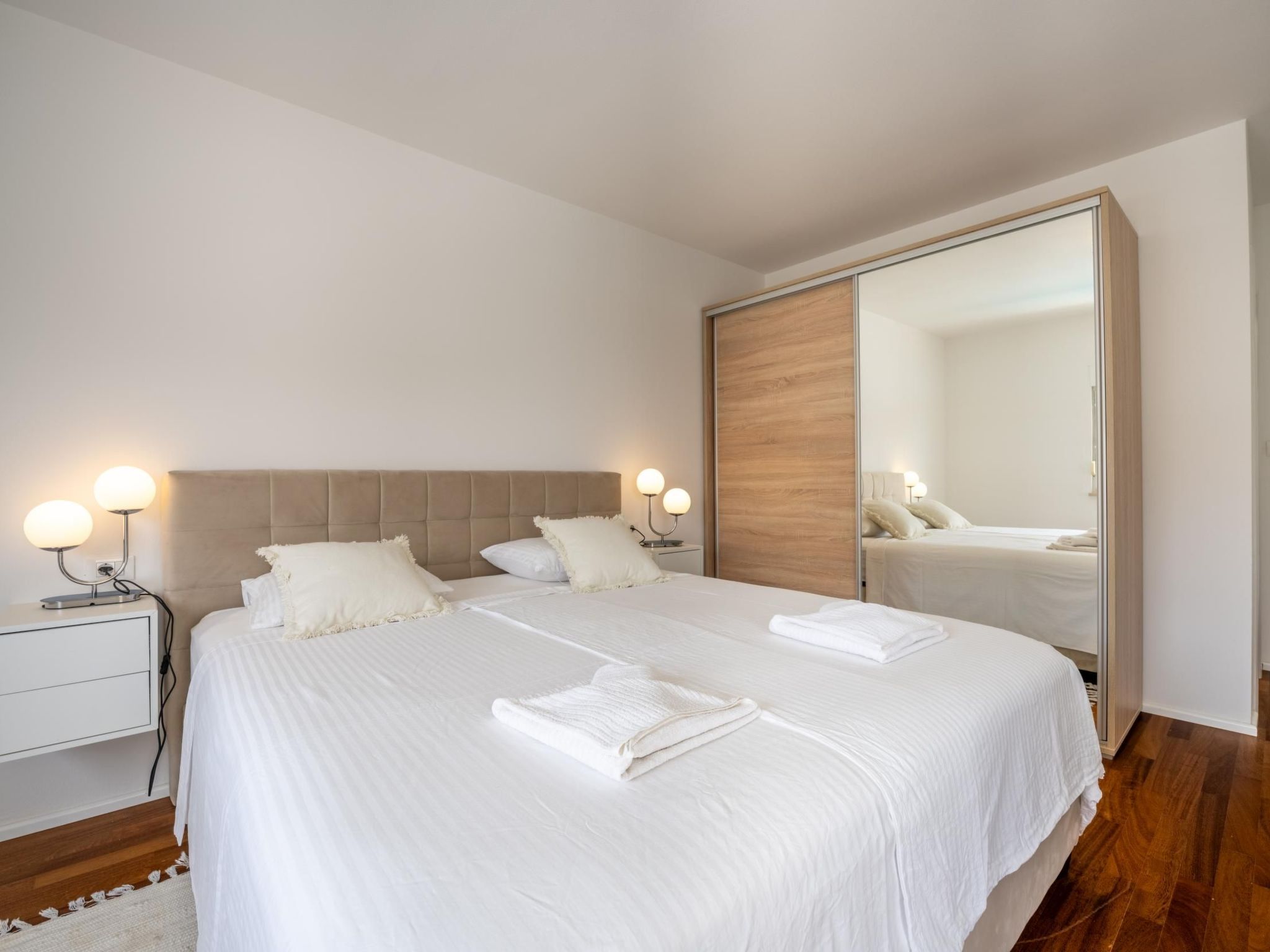 4 Schlafzimmer, 3 Badezimmer, Küche, Wohnzimmer, privater Pool, Grill-Dedans