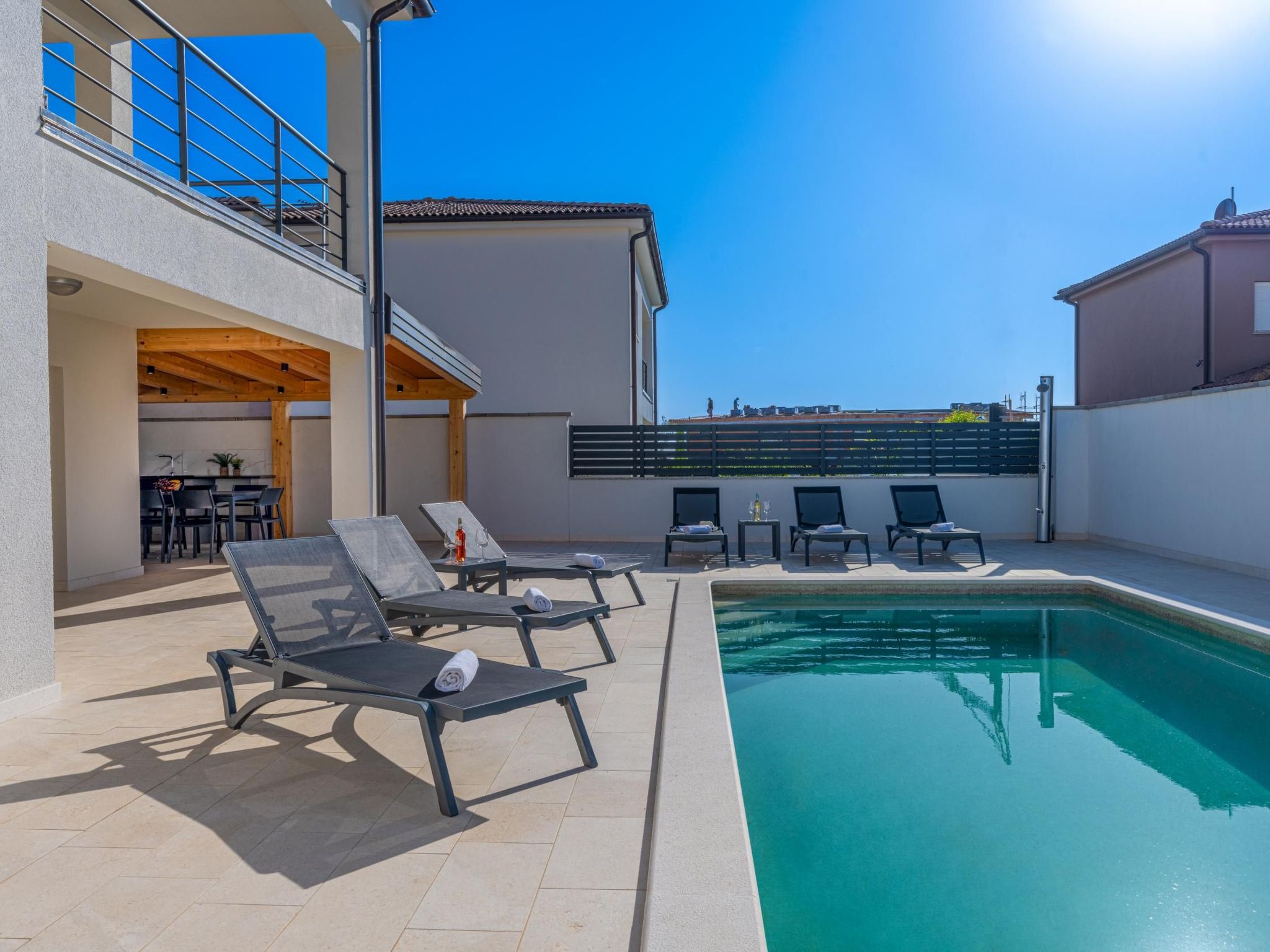 4 Schlafzimmer, 3 Badezimmer, Küche, Wohnzimmer, privater Pool, Grill-Dedans