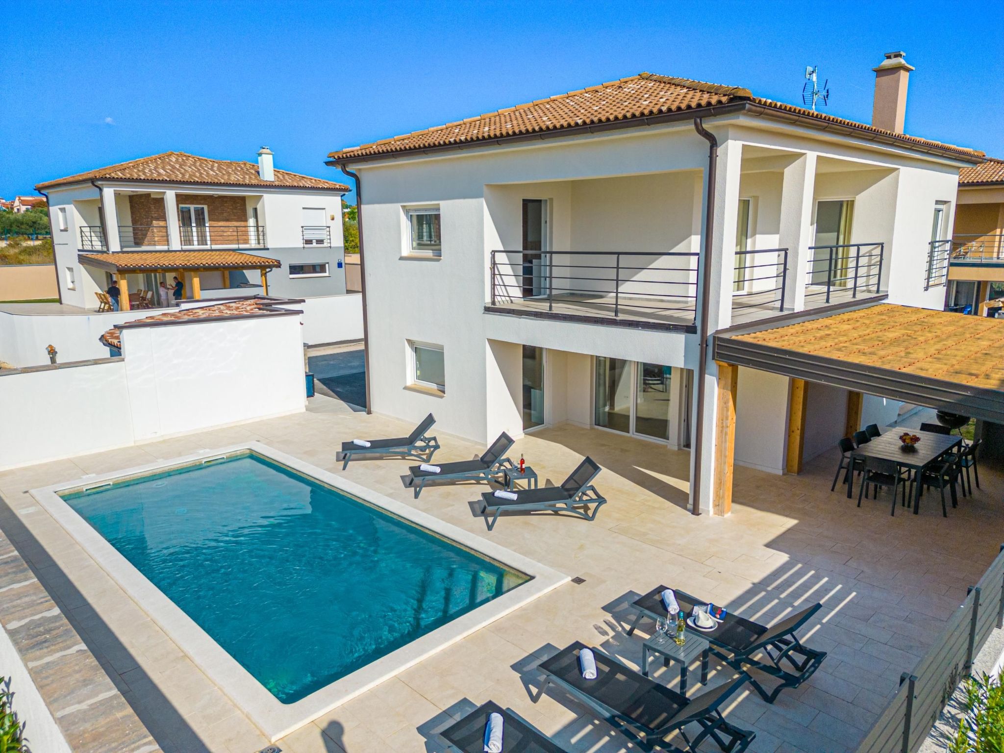 4 Schlafzimmer, 3 Badezimmer, Küche, Wohnzimmer, privater Pool, Grill-Dedans