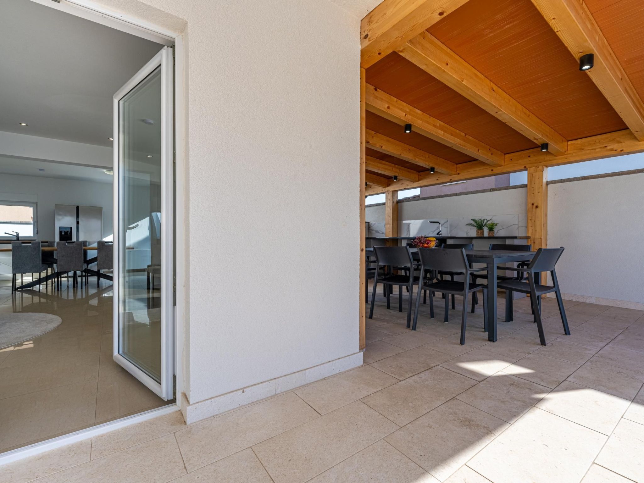 4 Schlafzimmer, 3 Badezimmer, Küche, Wohnzimmer, privater Pool, Grill-Dedans