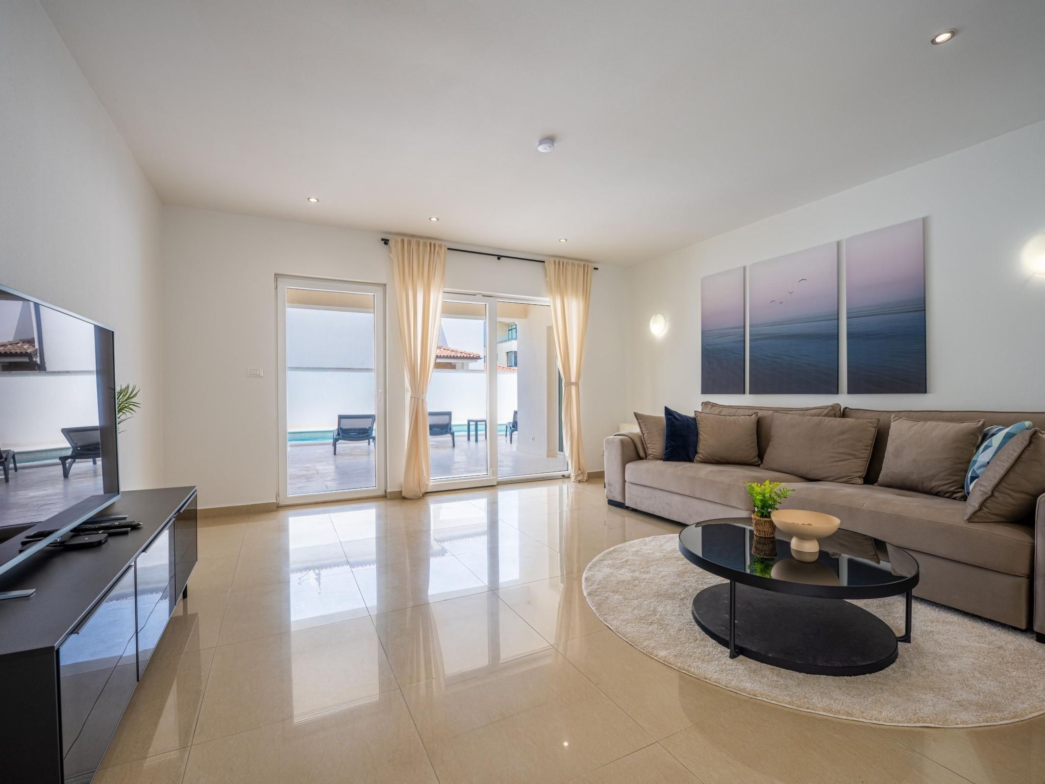 4 Schlafzimmer, 3 Badezimmer, Küche, Wohnzimmer, privater Pool, Grill-Dedans