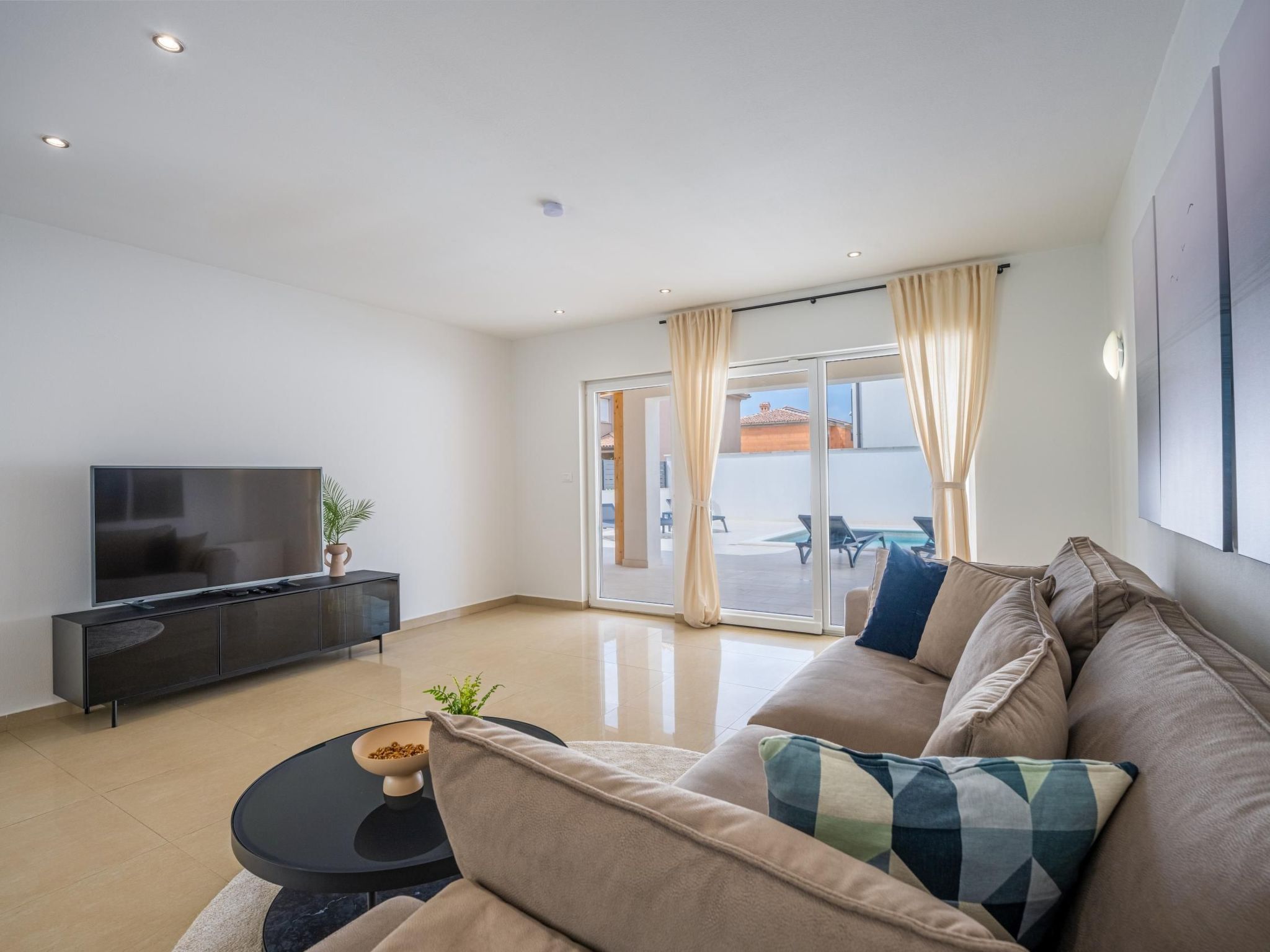 4 Schlafzimmer, 3 Badezimmer, Küche, Wohnzimmer, privater Pool, Grill-Dedans