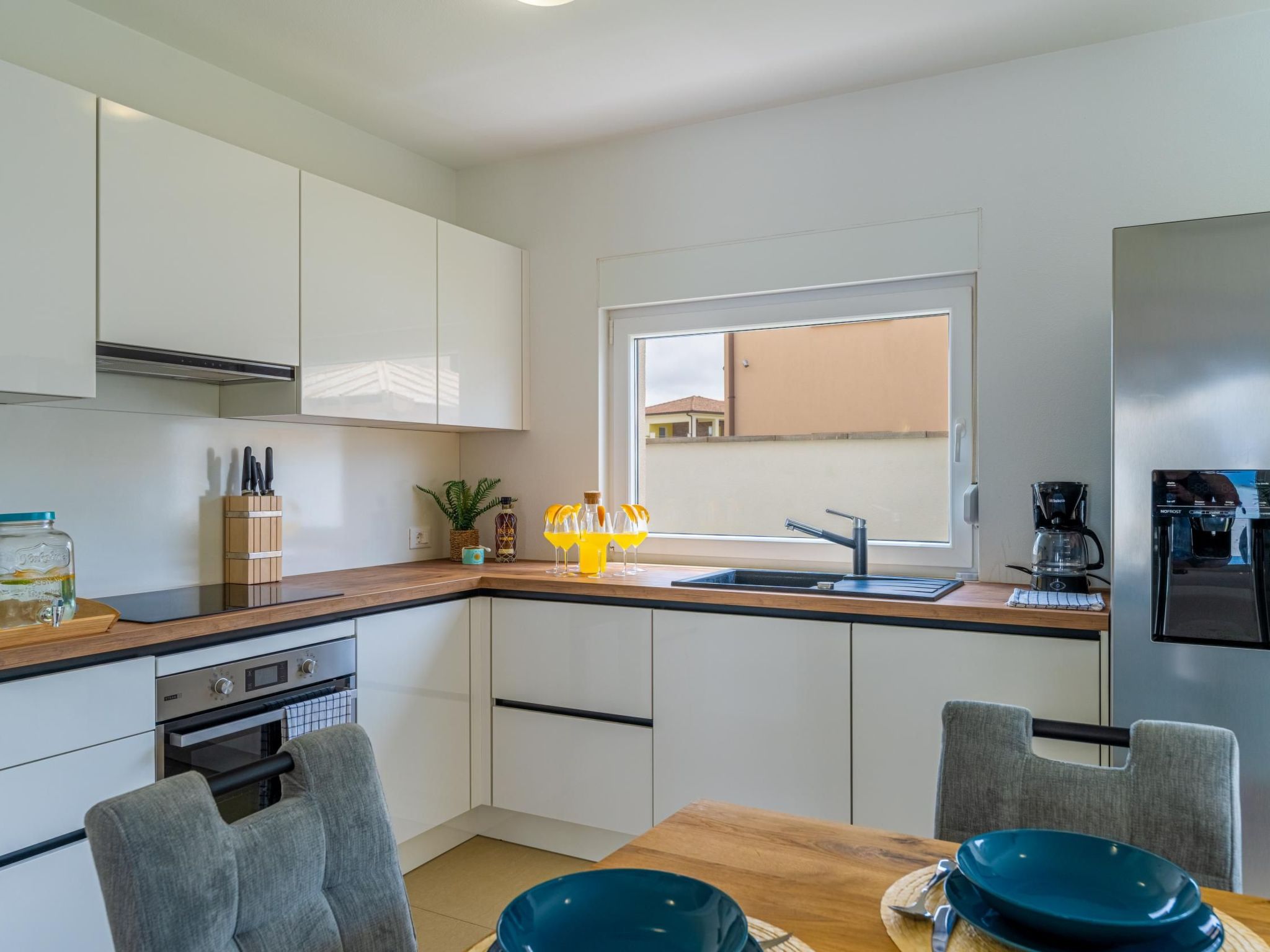 4 Schlafzimmer, 3 Badezimmer, Küche, Wohnzimmer, privater Pool, Grill-Dedans