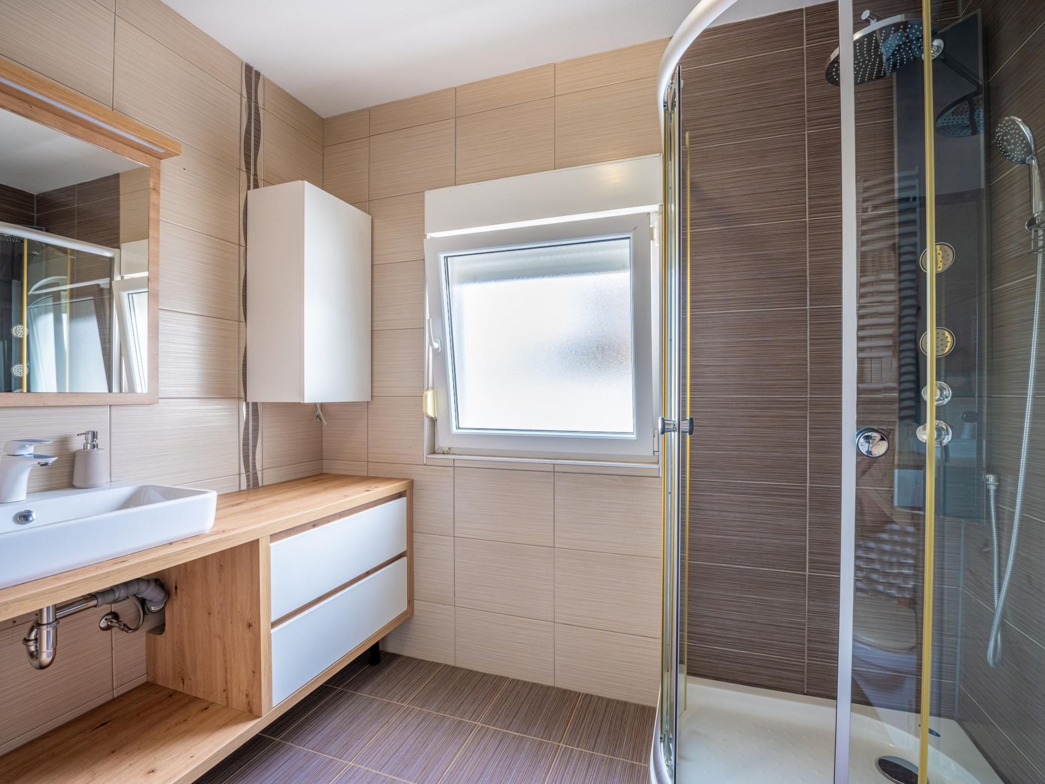 4 Schlafzimmer, 3 Badezimmer, Küche, Wohnzimmer, privater Pool, Grill-Dedans