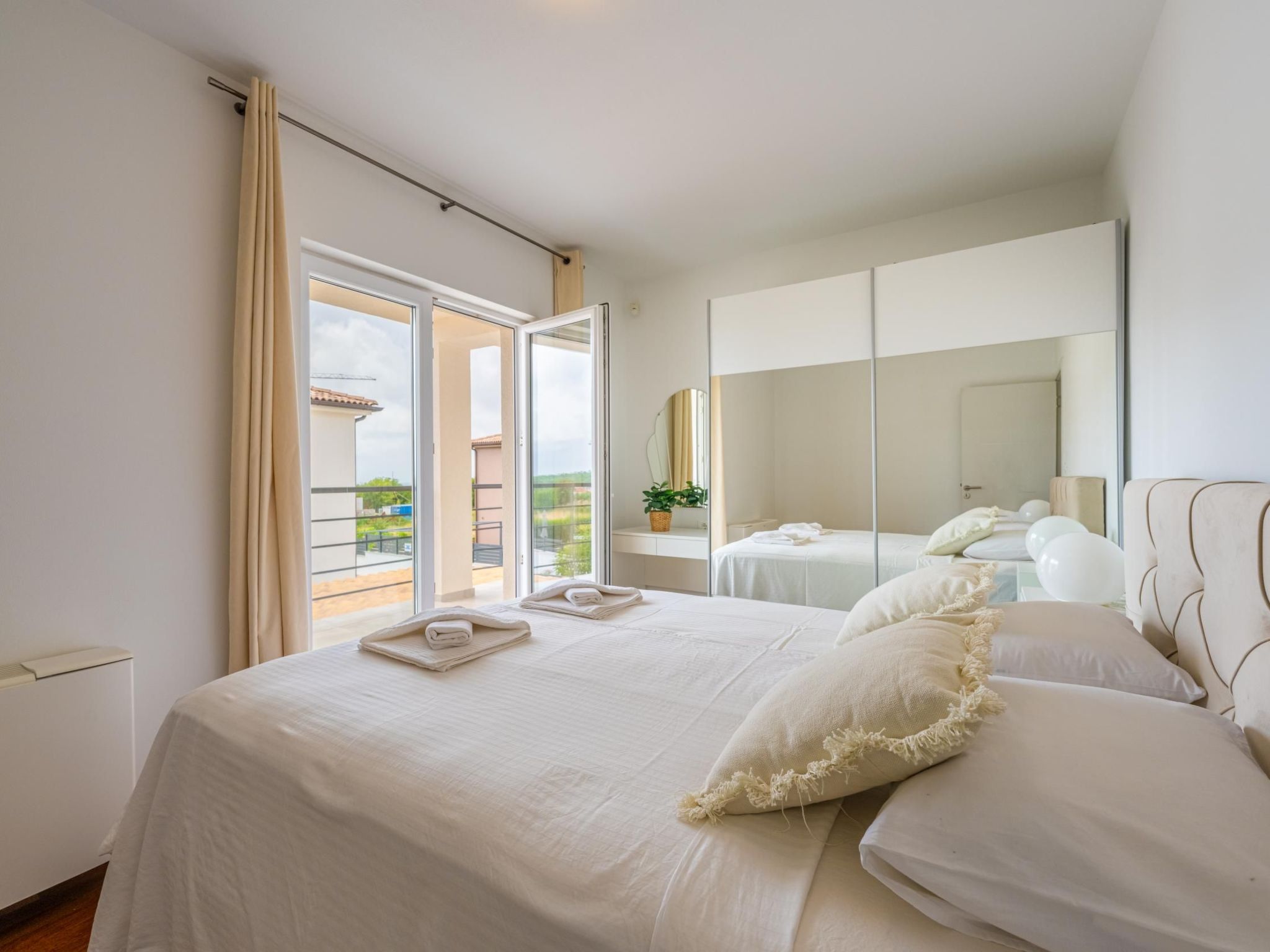 4 Schlafzimmer, 3 Badezimmer, Küche, Wohnzimmer, privater Pool, Grill-Dedans