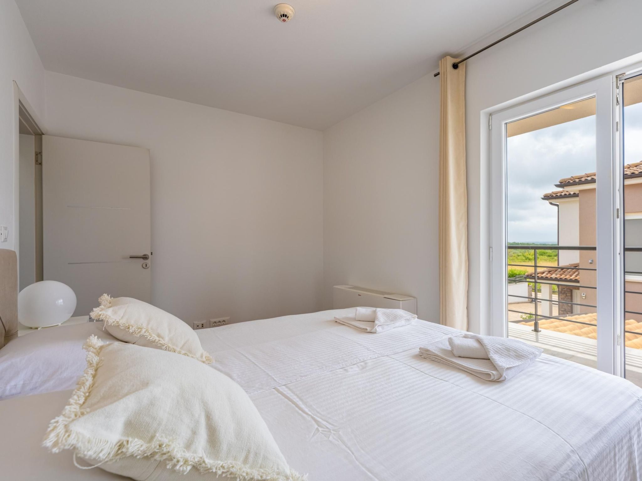 4 Schlafzimmer, 3 Badezimmer, Küche, Wohnzimmer, privater Pool, Grill-Dedans