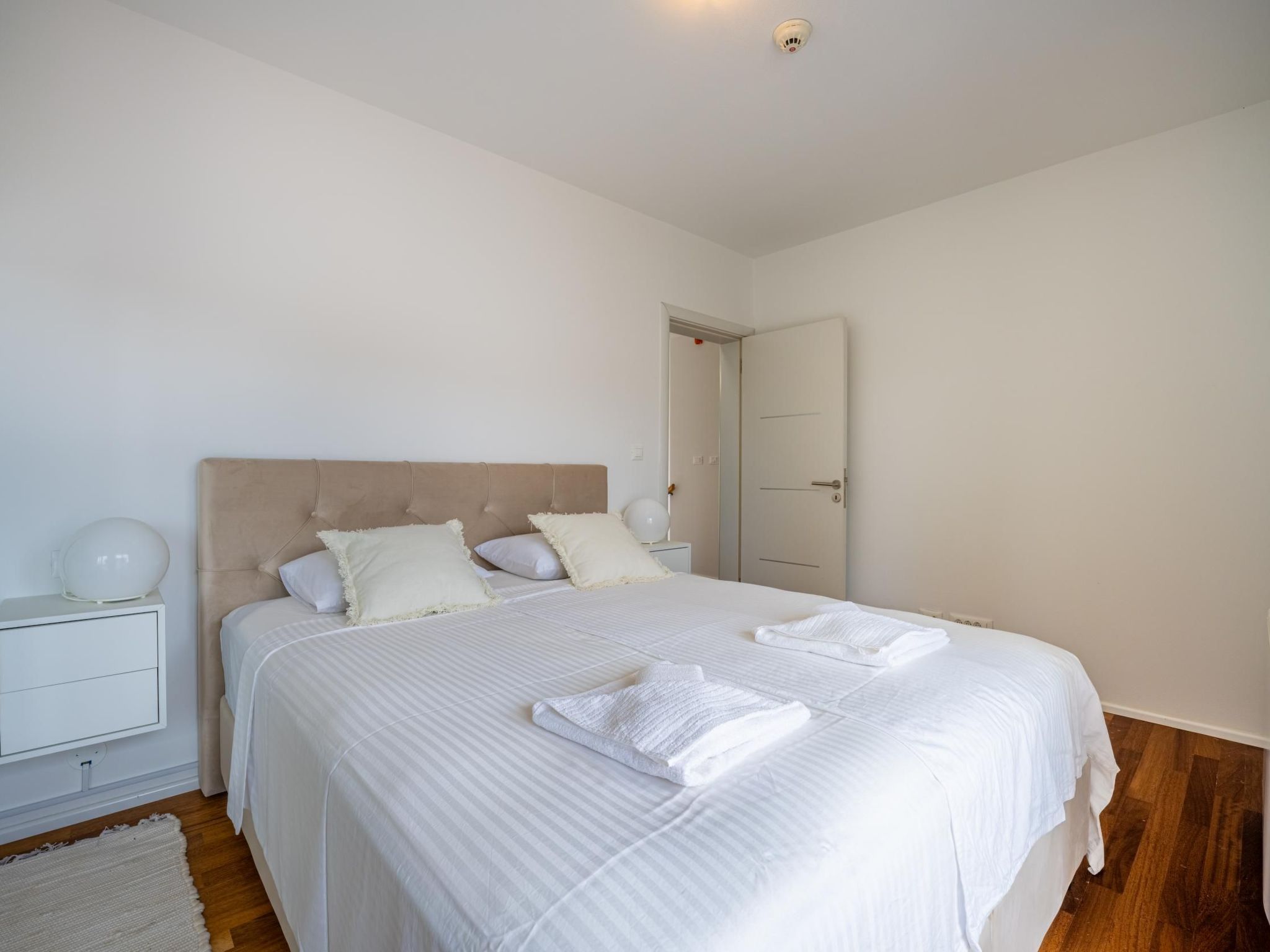 4 Schlafzimmer, 3 Badezimmer, Küche, Wohnzimmer, privater Pool, Grill-Dedans