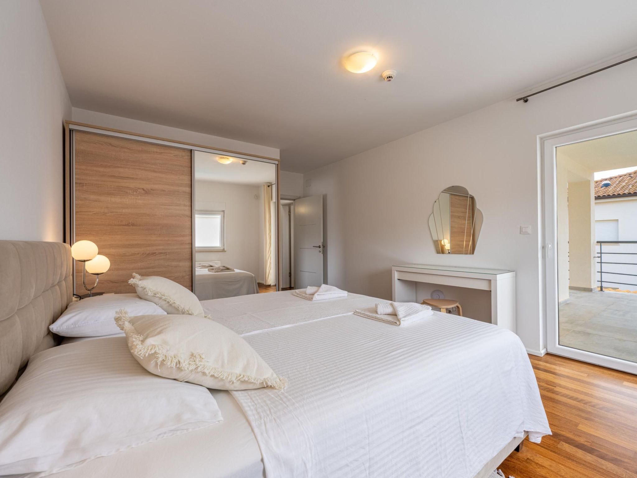 4 Schlafzimmer, 3 Badezimmer, Küche, Wohnzimmer, privater Pool, Grill-Dedans