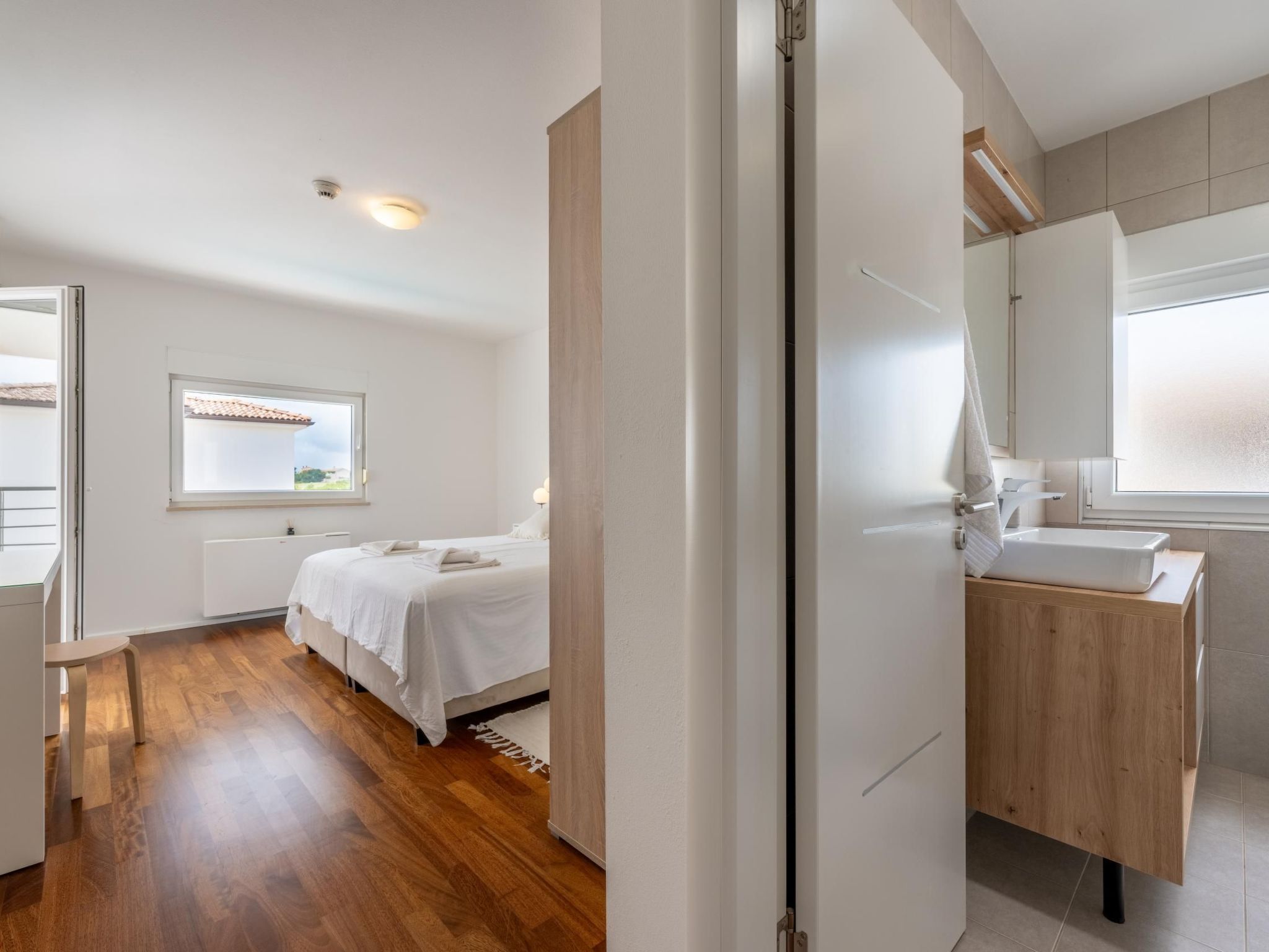 4 Schlafzimmer, 3 Badezimmer, Küche, Wohnzimmer, privater Pool, Grill-Dedans