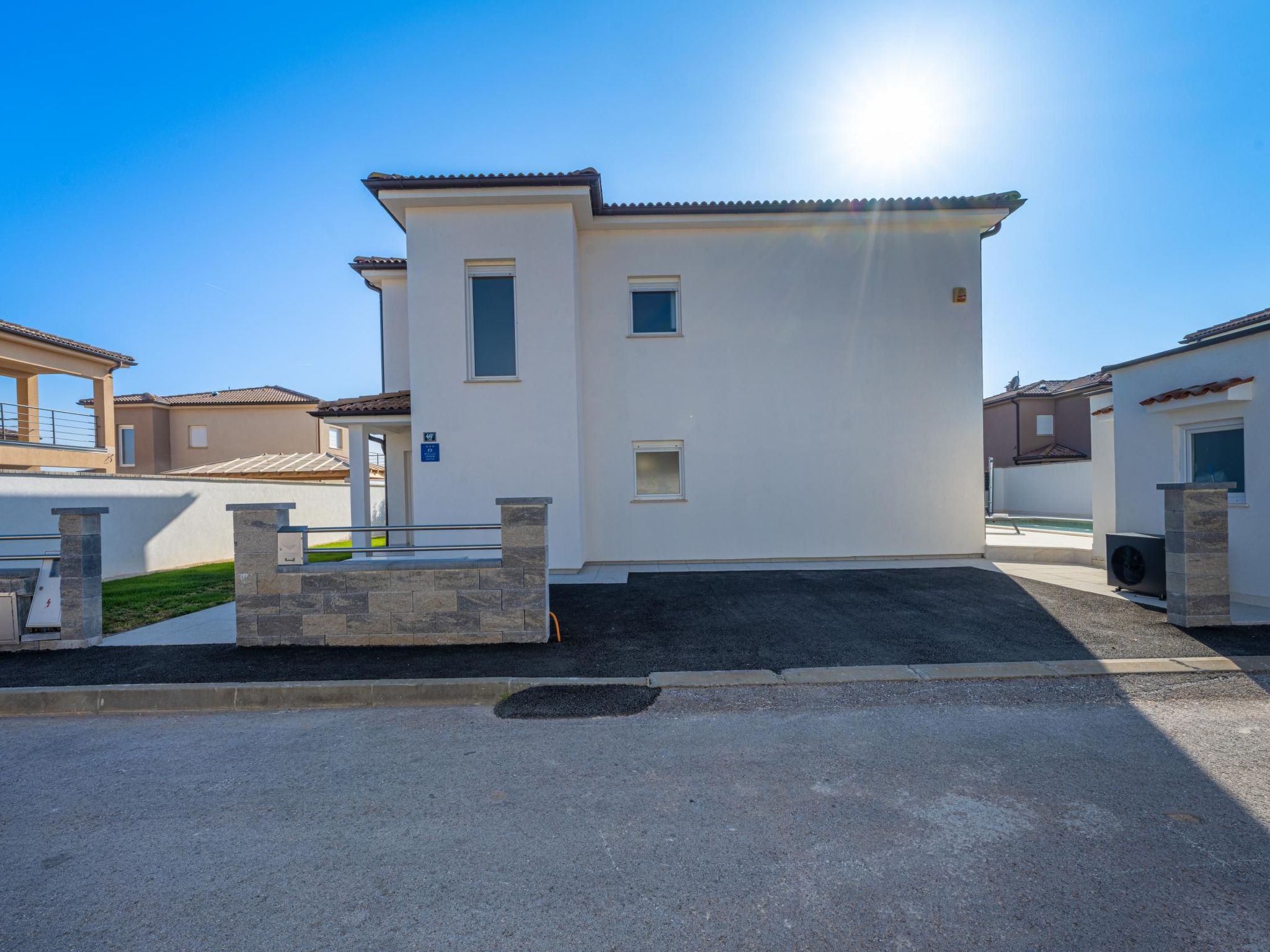 4 Schlafzimmer, 3 Badezimmer, Küche, Wohnzimmer, privater Pool, Grill-Dedans