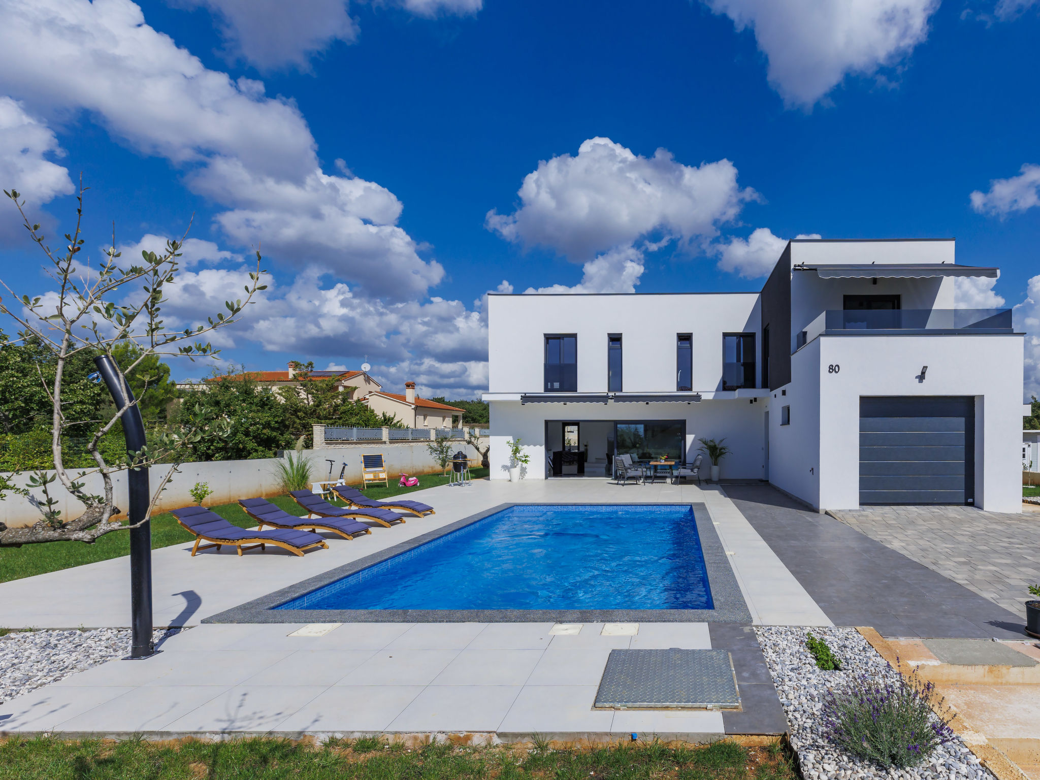 Villa 4-kamers 180 m2 op 2 verdiepingen. Modern ingericht: woon-/eetkamer met Sat-TV (Flatscreen TV). Uitgang naar het zwembad. Open keuken (3-pits kookplaat, oven, afwasmachine, 1 keramische glas koo..