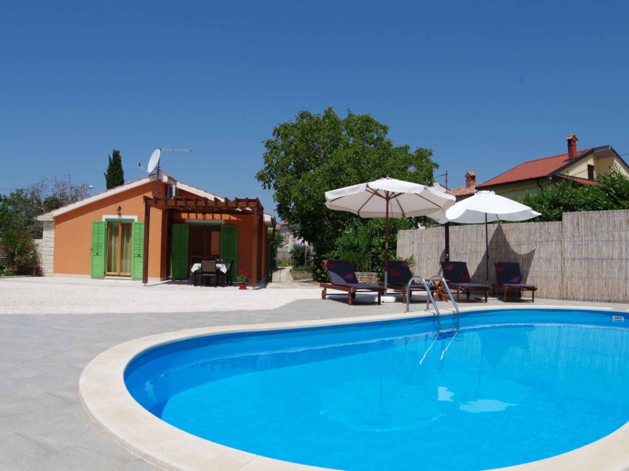 "Elvis", Dorf Sveti Kirn-Buiten