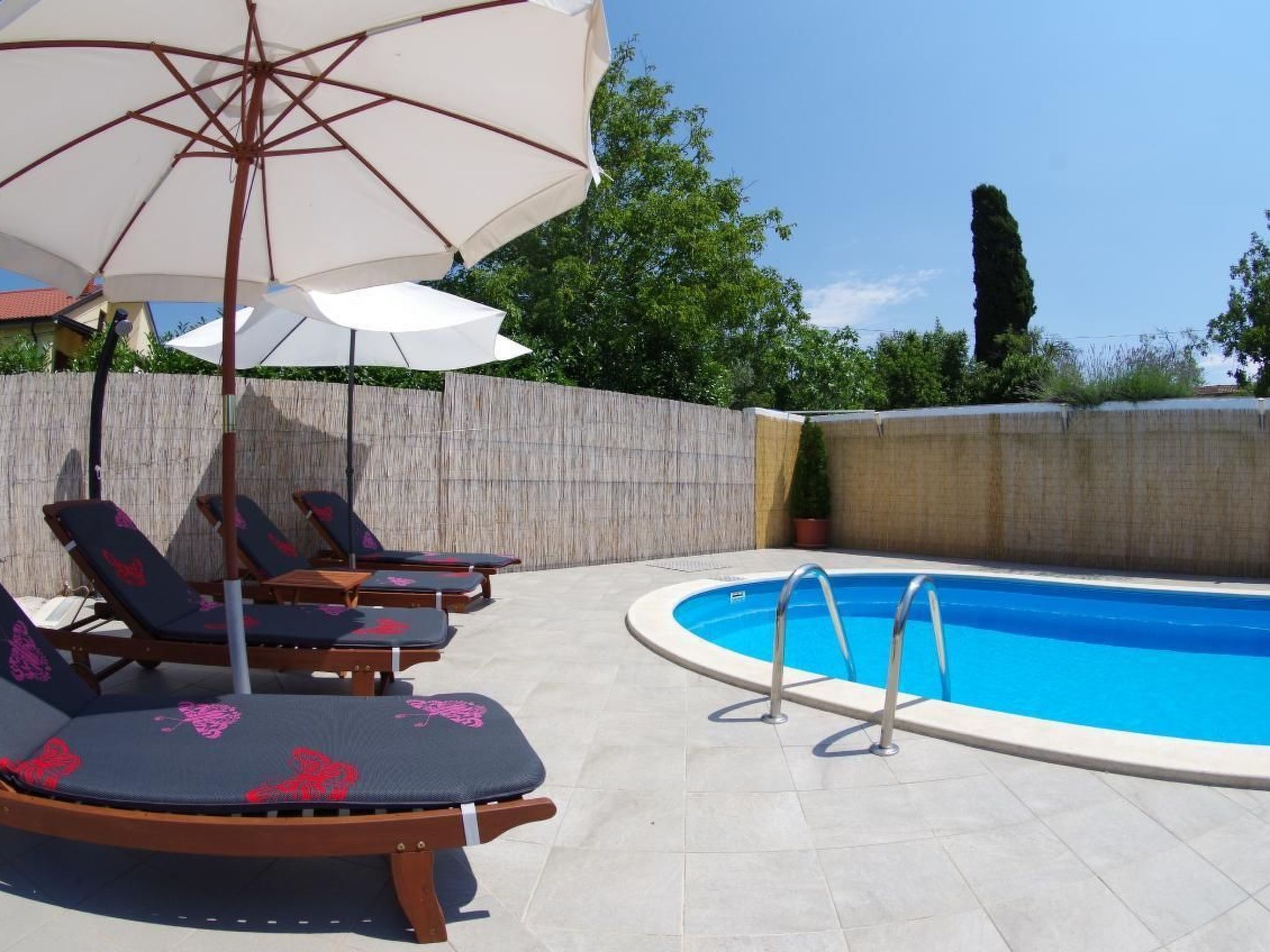 "Elvis", Dorf Sveti Kirn-Image-tags.info